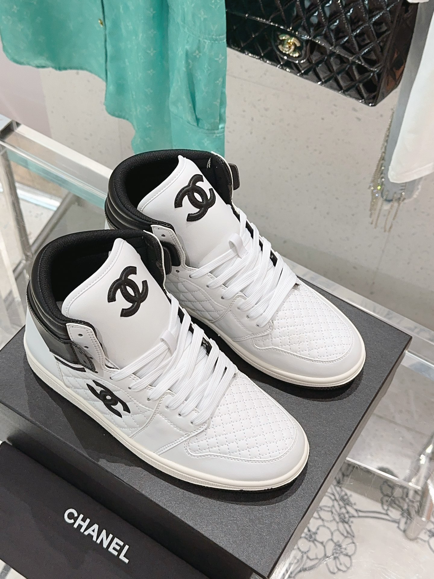CHANEL x Nike Collaboration: Premium Quality Customized Sneakers Available in Various Sizes - 图片 3