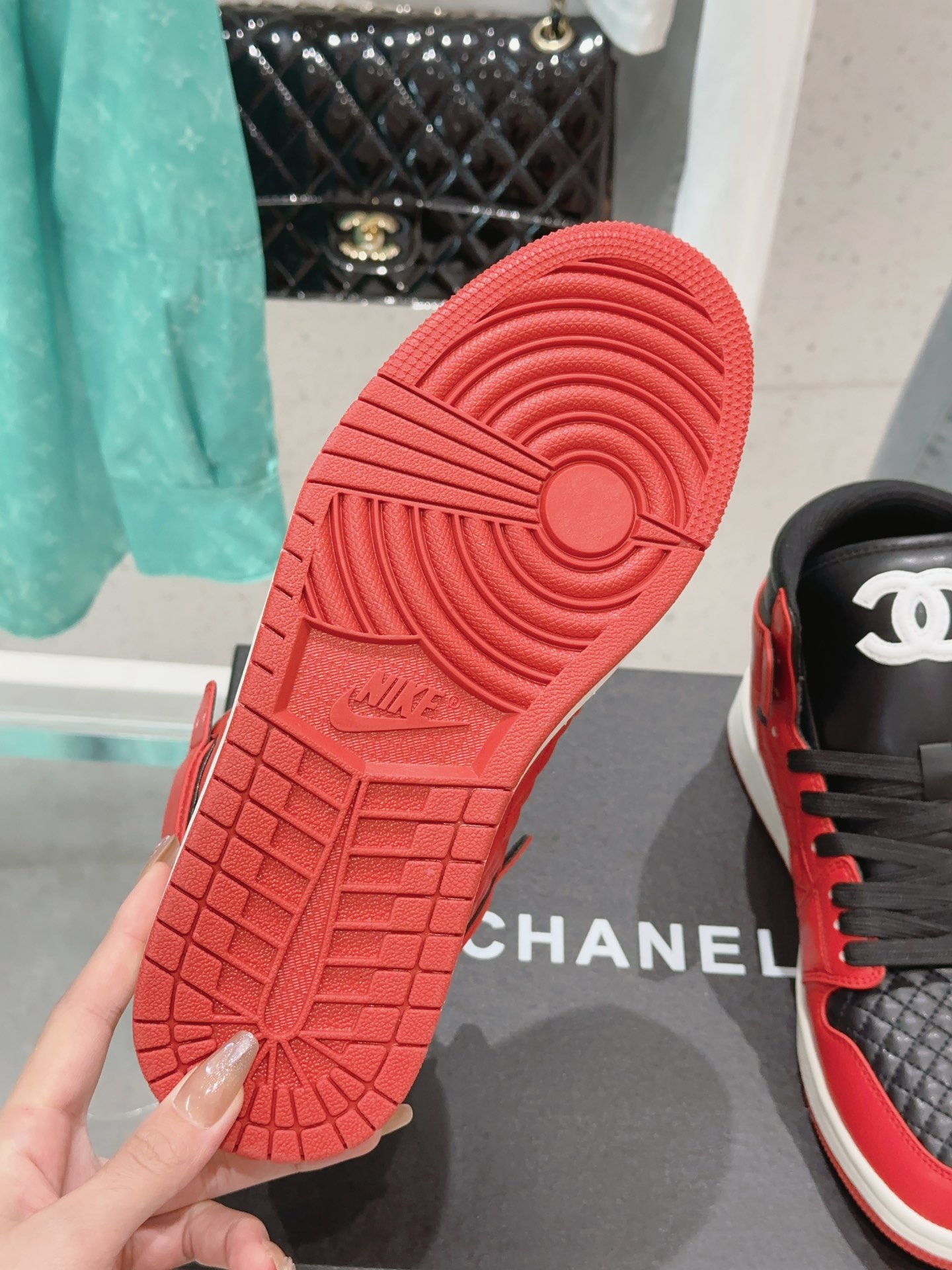 “High-Quality CHANEL x Nike Joint Venture Sneakers: Customized Design and Premium Materials” - 图片 9