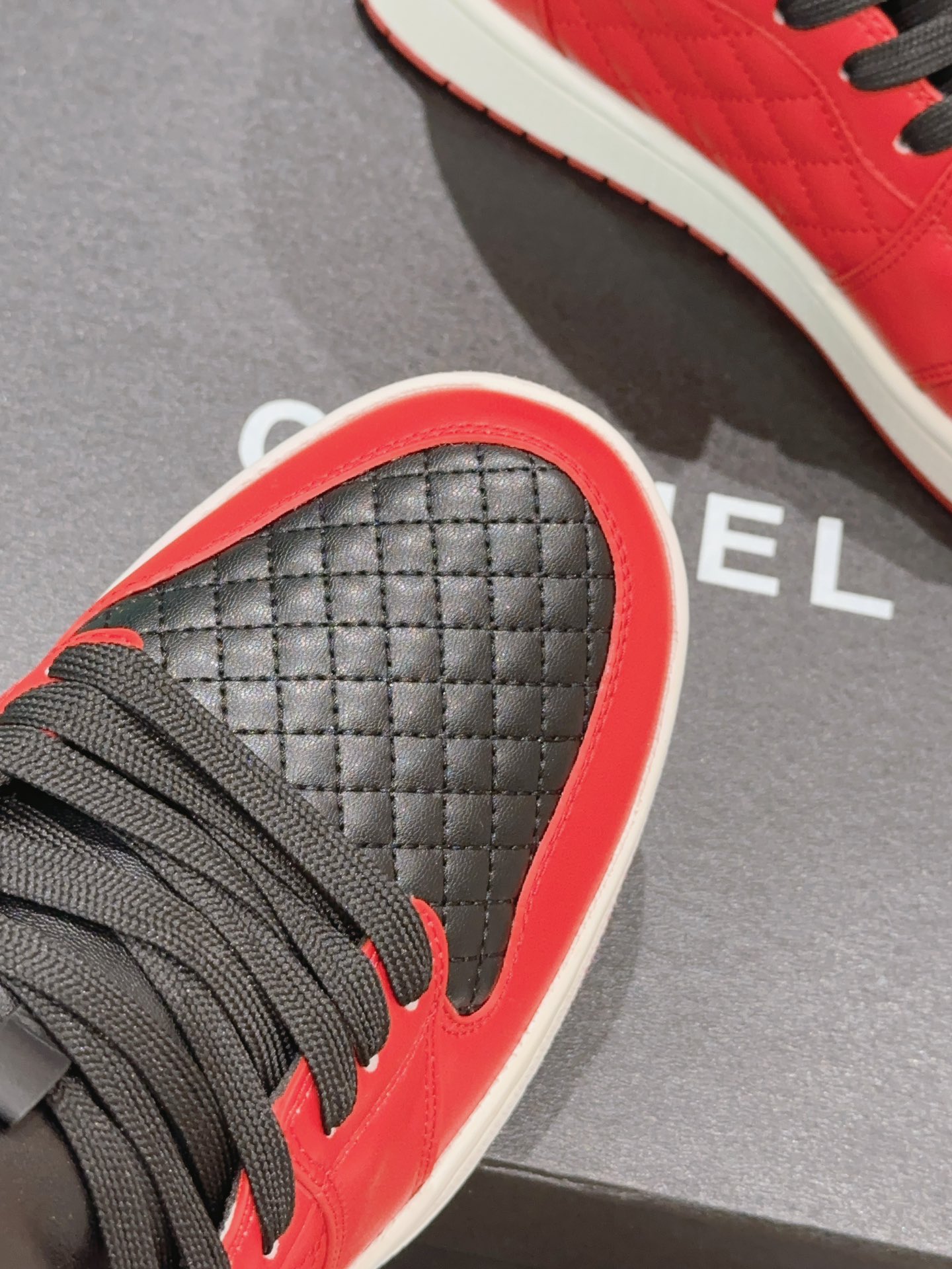 “High-Quality CHANEL x Nike Joint Venture Sneakers: Customized Design and Premium Materials” - 图片 8