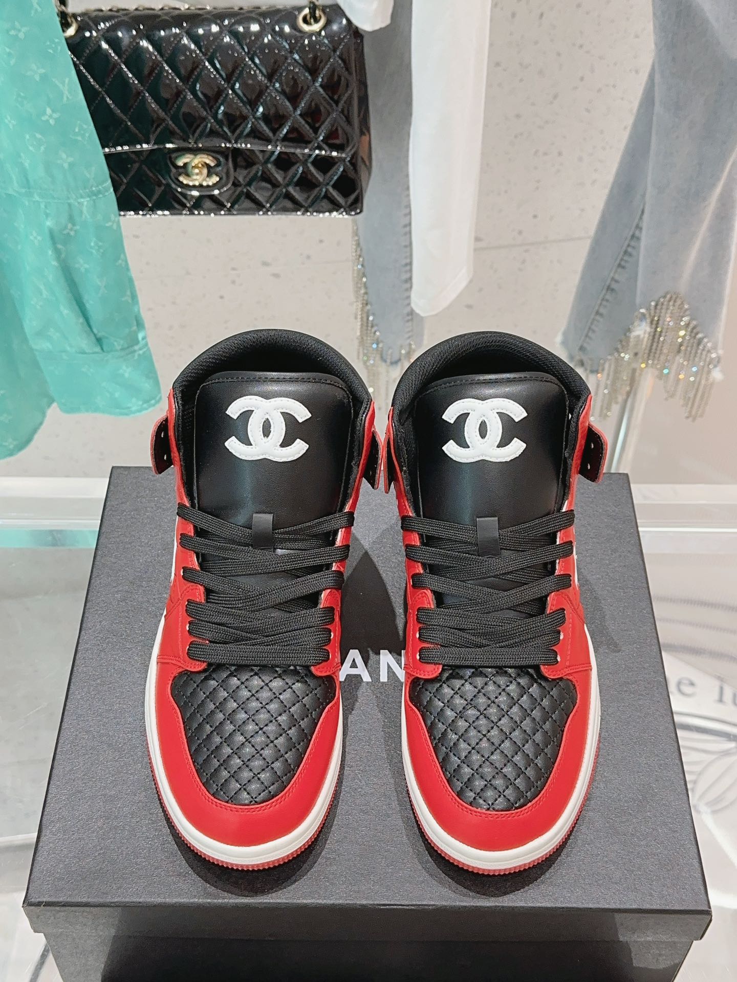 “High-Quality CHANEL x Nike Joint Venture Sneakers: Customized Design and Premium Materials” - 图片 3