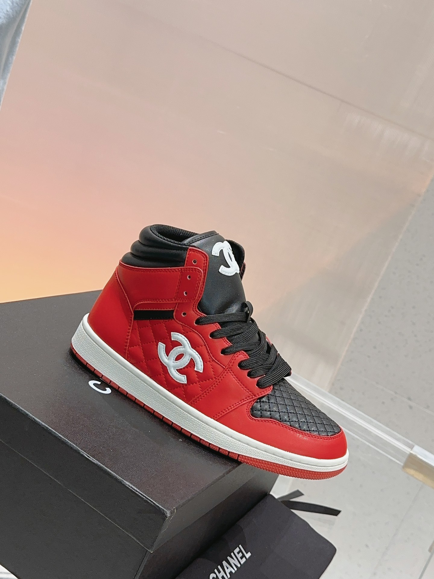 “High-Quality CHANEL x Nike Joint Venture Sneakers: Customized Design and Premium Materials” - 图片 1