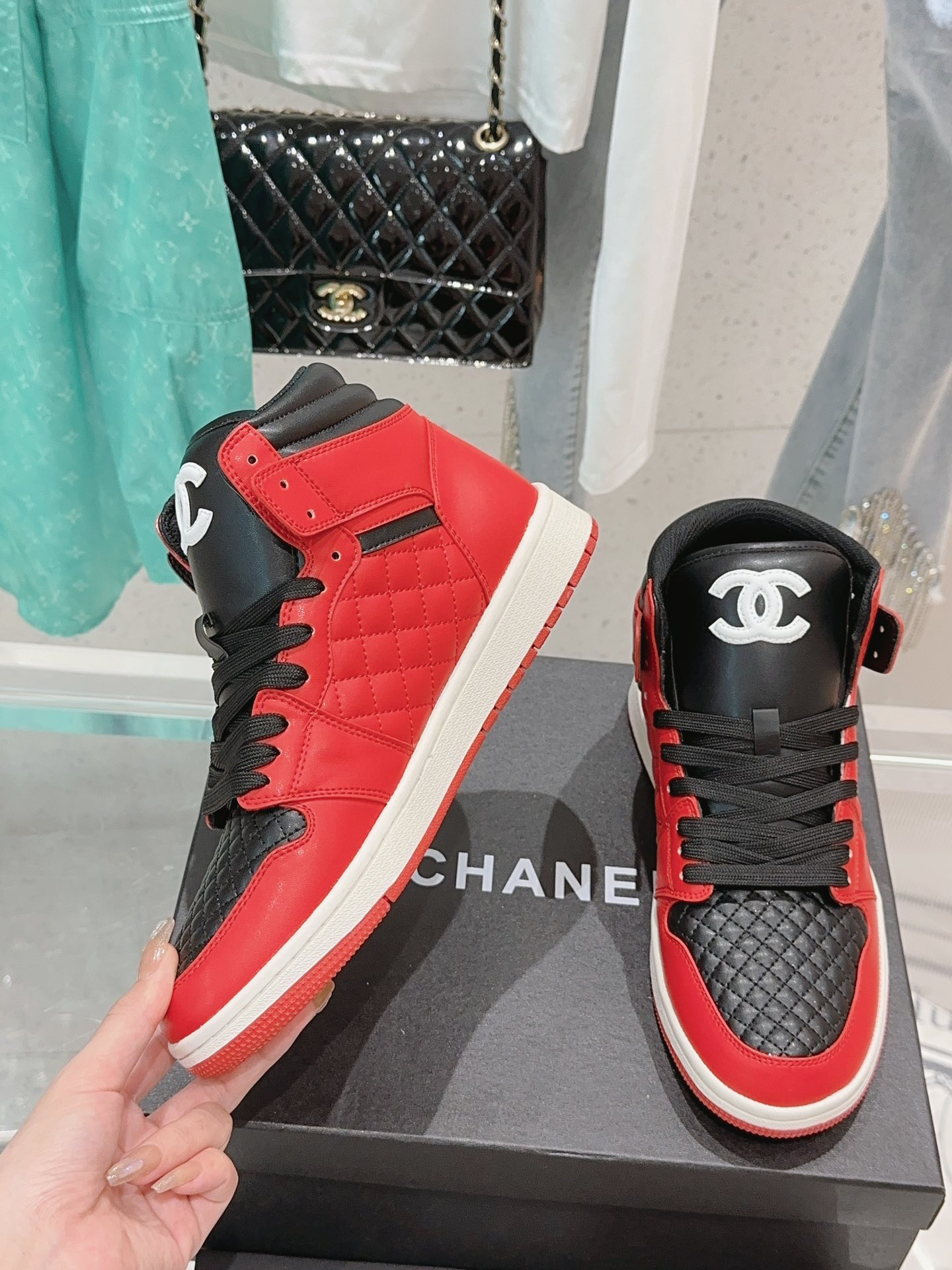 “High-Quality CHANEL x Nike Joint Venture Sneakers: Customized Design and Premium Materials” - 图片 5