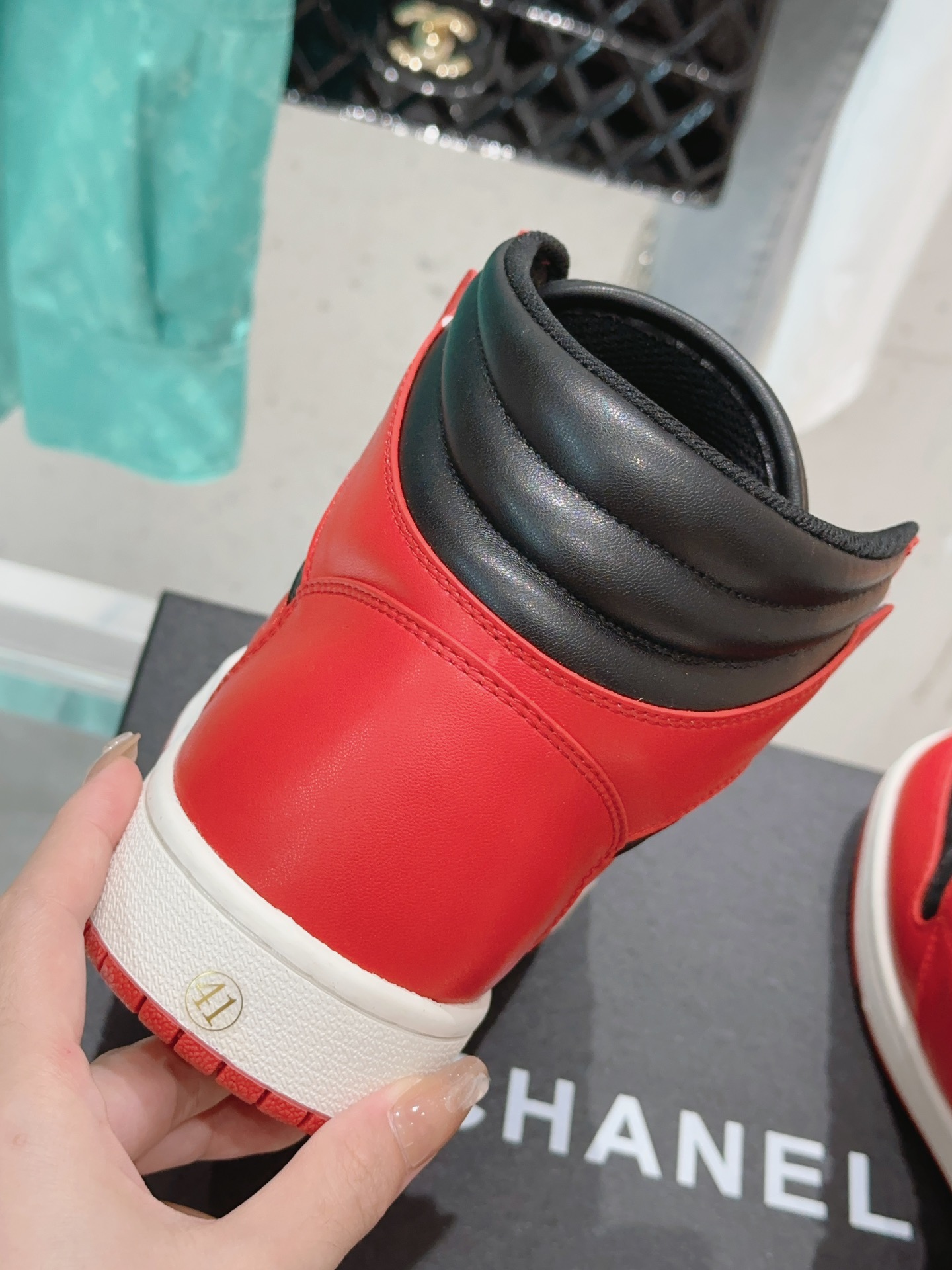 “High-Quality CHANEL x Nike Joint Venture Sneakers: Customized Design and Premium Materials” - 图片 6