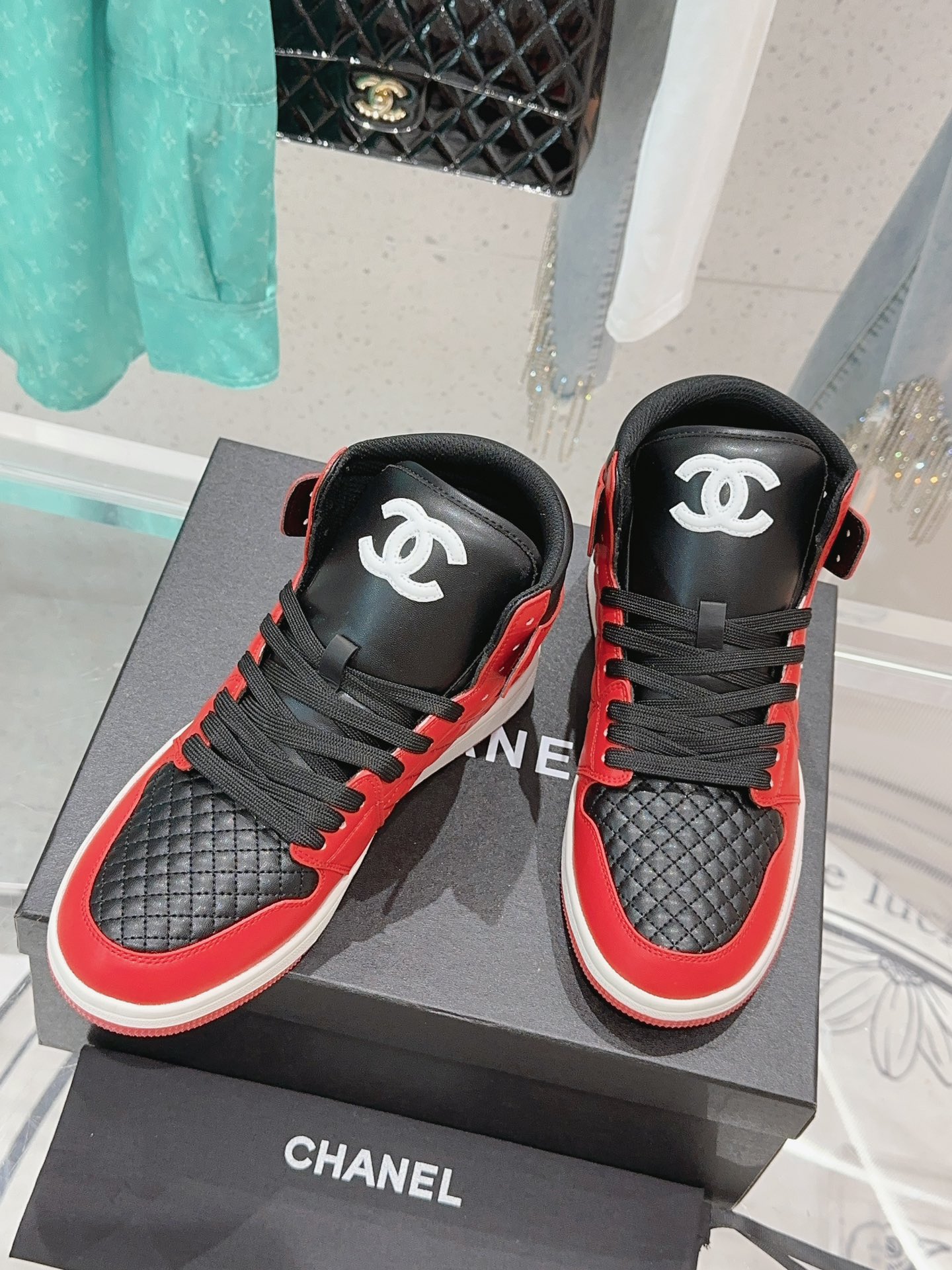 “High-Quality CHANEL x Nike Joint Venture Sneakers: Customized Design and Premium Materials” - 图片 4