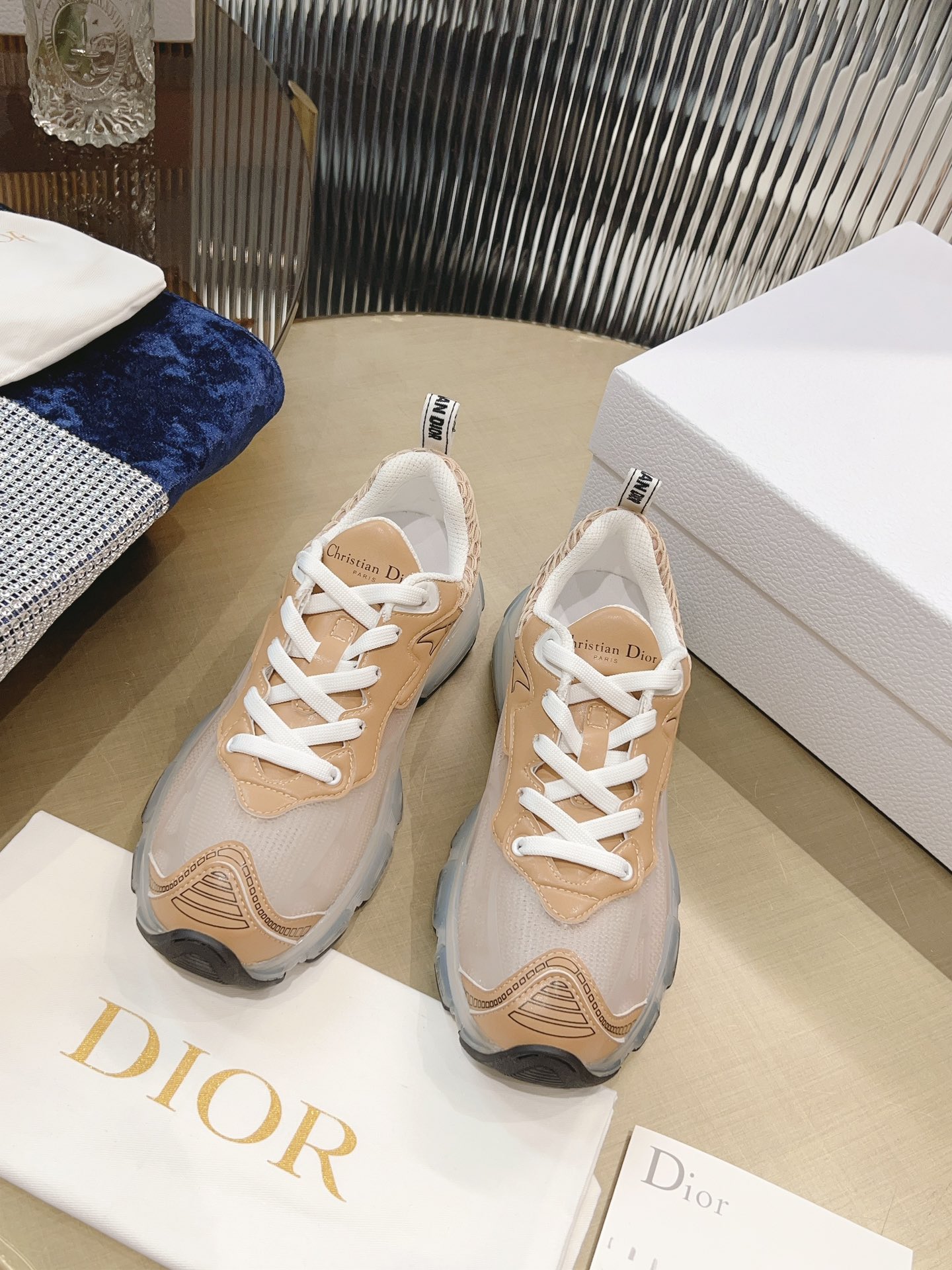NO:238503,Top version D's latest sports and casual shoes The iconic style of the spring and summer launch show incorporates the spirit of D'ao Gaoting to reinterpret classic running shoes. It is paired with white mesh fabric, gold and silver leather and transparent effect rubber inserts to create a contrasting modern style. Fashionable and modern, decorated with iconic three-dimensional effect details and back star decoration, which can be matched with casual or elegant items, adding a delicate finishing touch to the shape. The transparent effect rubber inserts are decorated with stars on the back side Transparent effect rubber sole size 35-41 Original top packaging!  ,casual shoes/sports shoes,dior,sneakers19860909顶级版本 D家最新款运动休闲鞋 春夏发布秀的标志性款式,融入D奥高订精神重新诠释经典跑鞋.搭配白色网眼织物、金银皮革和透明效果橡胶镶片,打造对比鲜明的现代风格.时尚摩登,饰以标志性的立体效果细节和后侧星星装饰,可与休闲或雅致的单品搭配,为造型增添精致的点睛之笔.透明效果橡胶镶片后侧饰以星星 透明效果橡胶鞋底 35-41码 原版顶级包装！,休闲鞋/运动鞋,dior,sneakers,Women's Shoes