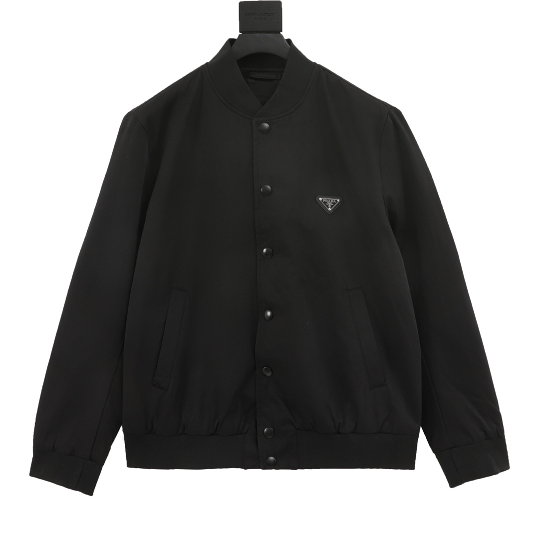 PRADA La chaqueta de béisbol Prada se compró originalmente en Beijing por yuanes SK y está hecha de nailon regenerado. …