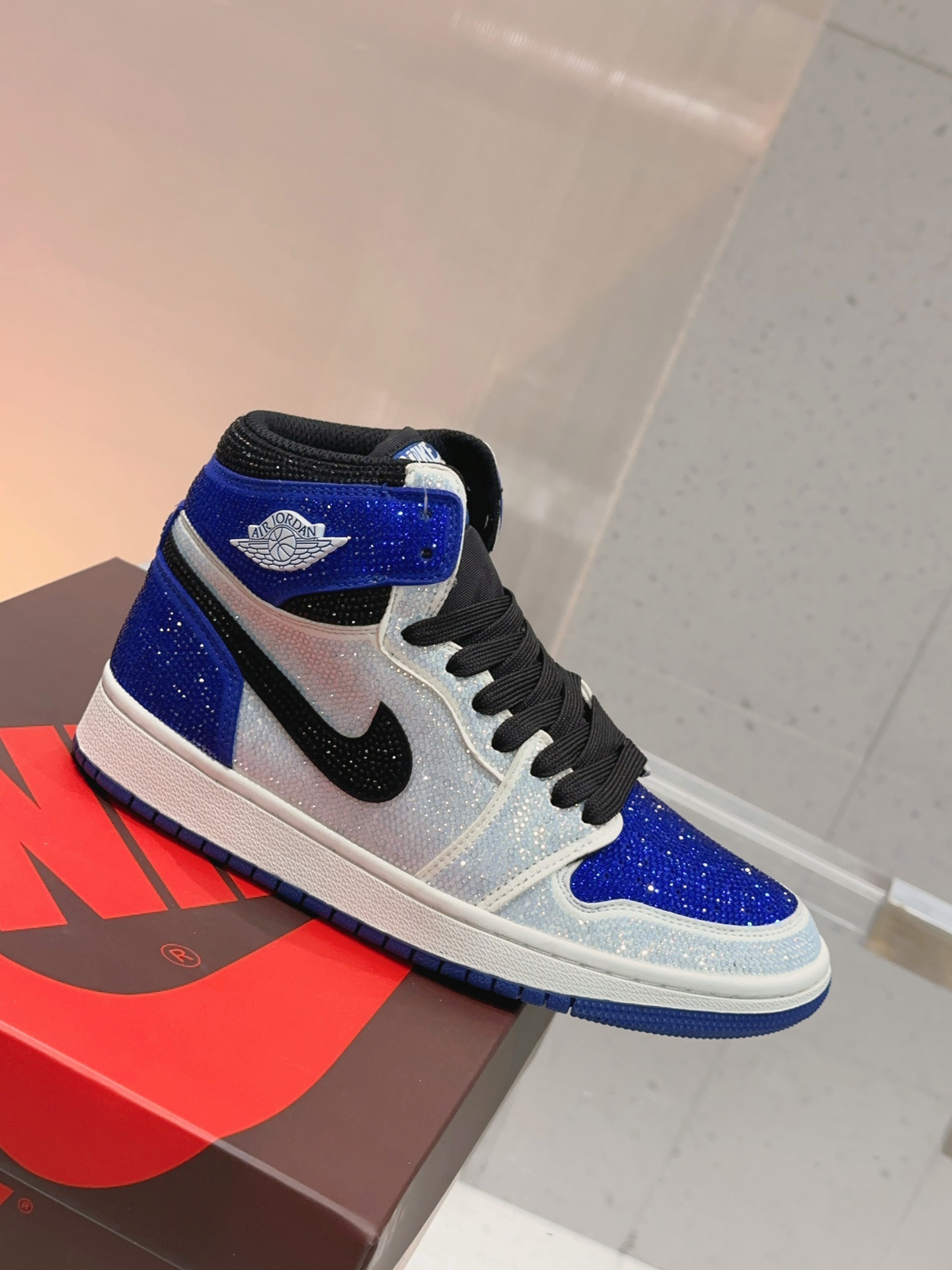 NO:544714,New product series | Star casual sneakers This pair of rhinestones has always been loved by fashion enthusiasts. The entire shoe body is densely packed with small rhinestones covering the entire upper, shining under the light, presenting an extremely dazzling visual effect, reflecting dazzling light, which is really eye-catching. It is definitely a killer weapon in nightclubs. Fashionable people explode on the street. Cool. Decisive~ - MATERIAL Material - Original custom fabric + inlaid with super flashing rhinestones Original custom breathable mesh Original injection molding integrated insole Original open mold wear-resistant raw rubber outsole size Women's model 35-39 [40.41.42 Custom] size Men's model 39-44 [45.46 Custom], casual shoes/sports shoes, sneakers19860909新品系列｜满天星休闲球鞋 这双布满水钻的球鞋一直深受潮流爱好者的喜爱 整个鞋身密密麻麻的小水钻布满了整个鞋面,在灯光照耀下闪闪发亮,呈现出极为眩目的视觉效果 折射出耀眼的光芒,实在是太吸引眼球了 绝对堪称夜店的大杀器潮人炸街 炫酷 决绝子～ - MATERIAL 材质 - 原版定制面料+镶烫超闪水钻 原版定制透气网布 原版注塑成型一体鞋垫 原版开模耐磨生胶大底 size女款35-39 [40.41.42定制] size男款39-44 [45.46定制],休闲鞋/运动鞋,sneakers,Women's Shoes