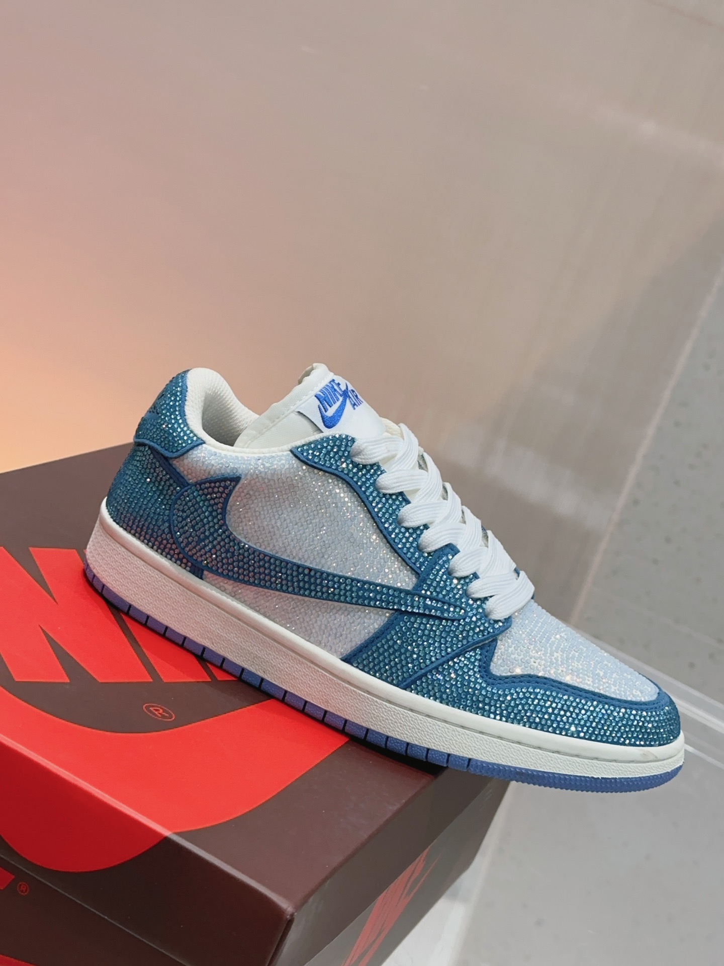 NO:544704,New product series | Star casual sneakers This pair of rhinestones is always loved by trendy enthusiasts. The entire shoe body is densely packed with small rhinestones covering the entire upper, shining under the light, presenting an extremely dazzling visual effect, reflecting dazzling light, which is really eye-catching. It is definitely a killer in nightclubs, fashionable people explode the streets, cool, decisive~ - MATERIAL Material - Original custom fabric + inlaid super flashing rhinestones Original custom breathable mesh Original injection molded integrated insole Original open mold wear-resistant raw rubber outsole size Women's model 35-39 [40.41.42 Custom] size Men's model 39-44 [45.46 Custom], casual shoes/sports shoes, sneakers19860909新品系列｜满天星休闲球鞋 这双布满水钻的球鞋一直深受潮流爱好者的喜爱 整个鞋身密密麻麻的小水钻布满了整个鞋面,在灯光照耀下闪闪发亮,呈现出极为眩目的视觉效果 折射出耀眼的光芒,实在是太吸引眼球了 绝对堪称夜店的大杀器潮人炸街 炫酷 决绝子～ - MATERIAL 材质 - 原版定制面料+镶烫超闪水钻 原版定制透气网布 原版注塑成型一体鞋垫 原版开模耐磨生胶大底 size女款35-39 [40.41.42定制] size男款39-44 [45.46定制],休闲鞋/运动鞋,sneakers,Women's Shoes