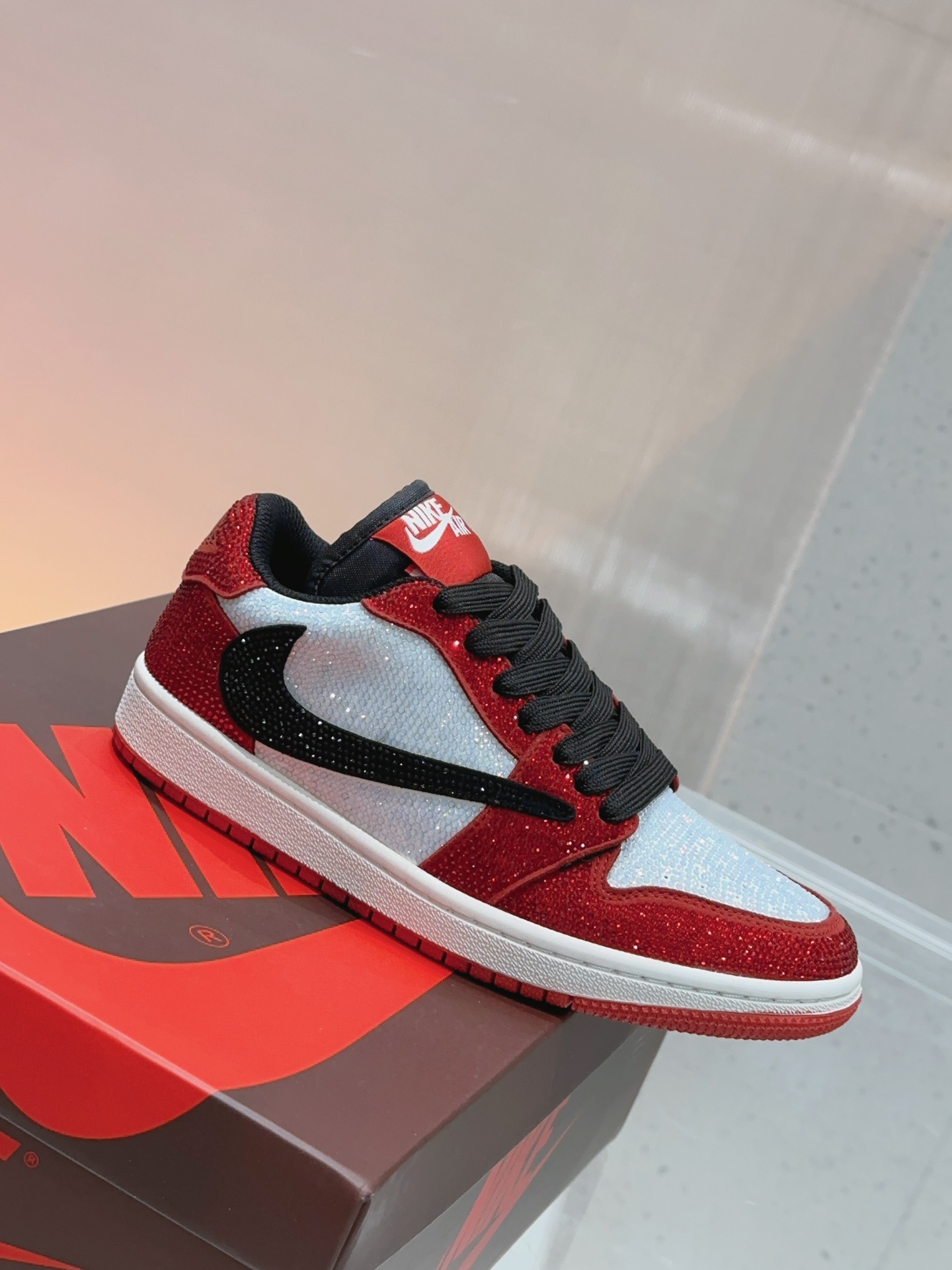 NO:544694,New product series | Star casual sneakers This pair of rhinestones has always been loved by fashion enthusiasts. The entire shoe body is densely packed with small rhinestones covering the entire upper, shining under the light, presenting an extremely dazzling visual effect, reflecting dazzling light, which is really eye-catching. It is definitely a killer weapon in nightclubs. Fashionable people explode on the street. Cool. Decisive~ - MATERIAL Material - Original custom fabric + inlaid with super flashing rhinestones Original custom breathable mesh Original injection molding integrated insole Original open mold wear-resistant raw rubber outsole size Women's model 35-39 [40.41.42 Custom] size Men's model 39-44 [45.46 Custom], casual shoes/sports shoes, sneakers19860909新品系列｜满天星休闲球鞋 这双布满水钻的球鞋一直深受潮流爱好者的喜爱 整个鞋身密密麻麻的小水钻布满了整个鞋面,在灯光照耀下闪闪发亮,呈现出极为眩目的视觉效果 折射出耀眼的光芒,实在是太吸引眼球了 绝对堪称夜店的大杀器潮人炸街 炫酷 决绝子～ - MATERIAL 材质 - 原版定制面料+镶烫超闪水钻 原版定制透气网布 原版注塑成型一体鞋垫 原版开模耐磨生胶大底 size女款35-39 [40.41.42定制] size男款39-44 [45.46定制],休闲鞋/运动鞋,sneakers,Women's Shoes