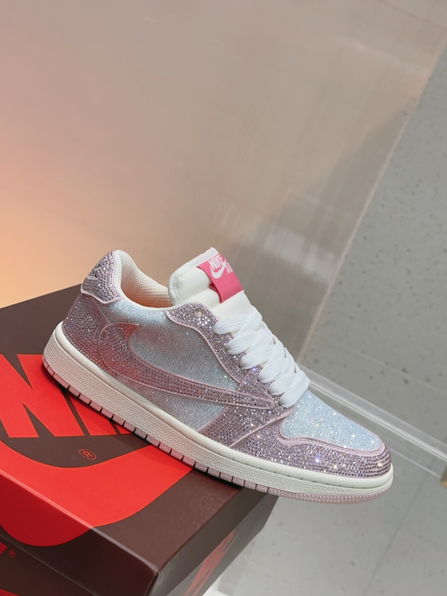 NO:544699,New product series | Star casual sneakers This pair of rhinestones has always been loved by fashion enthusiasts. The entire shoe body is densely packed with small rhinestones covering the entire upper, shining under the light, presenting an extremely dazzling visual effect, reflecting dazzling light, which is really eye-catching. It is definitely a killer weapon in nightclubs. Fashionable people explode on the street. Cool. Decisive~ - MATERIAL Material - Original custom fabric + inlaid with super flashing rhinestones Original custom breathable mesh Original injection molding integrated insole Original open mold wear-resistant raw rubber outsole size Women's model 35-39 [40.41.42 Custom] size Men's model 39-44 [45.46 Custom], casual shoes/sports shoes, sneakers19860909新品系列｜满天星休闲球鞋 这双布满水钻的球鞋一直深受潮流爱好者的喜爱 整个鞋身密密麻麻的小水钻布满了整个鞋面,在灯光照耀下闪闪发亮,呈现出极为眩目的视觉效果 折射出耀眼的光芒,实在是太吸引眼球了 绝对堪称夜店的大杀器潮人炸街 炫酷 决绝子～ - MATERIAL 材质 - 原版定制面料+镶烫超闪水钻 原版定制透气网布 原版注塑成型一体鞋垫 原版开模耐磨生胶大底 size女款35-39 [40.41.42定制] size男款39-44 [45.46定制],休闲鞋/运动鞋,sneakers,Women's Shoes