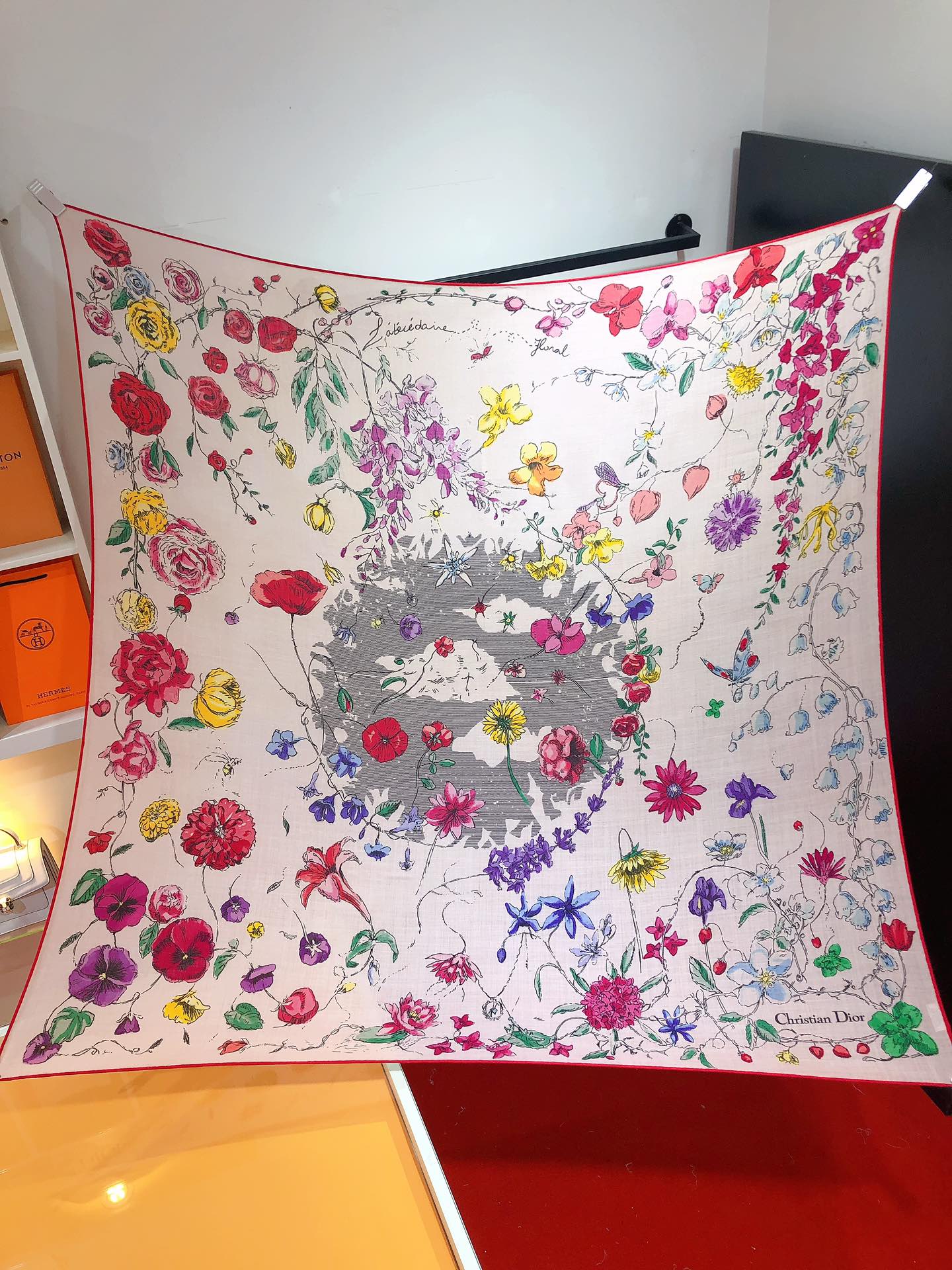 NO:172325,RDO2332 original single D home 140cm velvet square scarf, made of top velvet material, creates a baby's skin-like feel, the most accurate printing process in the industry, the basic style with full colors and rich and casual matching, super practical, pure hand-made curly edges [lips] [lips] [specimen 140x140cm.70 cashmere 30 silk], high-version scarf, dior, real silk19860909RDO2332原单D家140cm丝绒方巾,采用顶级丝绒材质,打造如婴儿肌肤般的手感, 业内最精确的印花工艺 色彩饱满丰富随意配搭的基础款 超实用 纯手工卷边[嘴唇][嘴唇]【规格140x140cm.70羊绒30真丝】,高版本围巾,dior,real silk,scarf