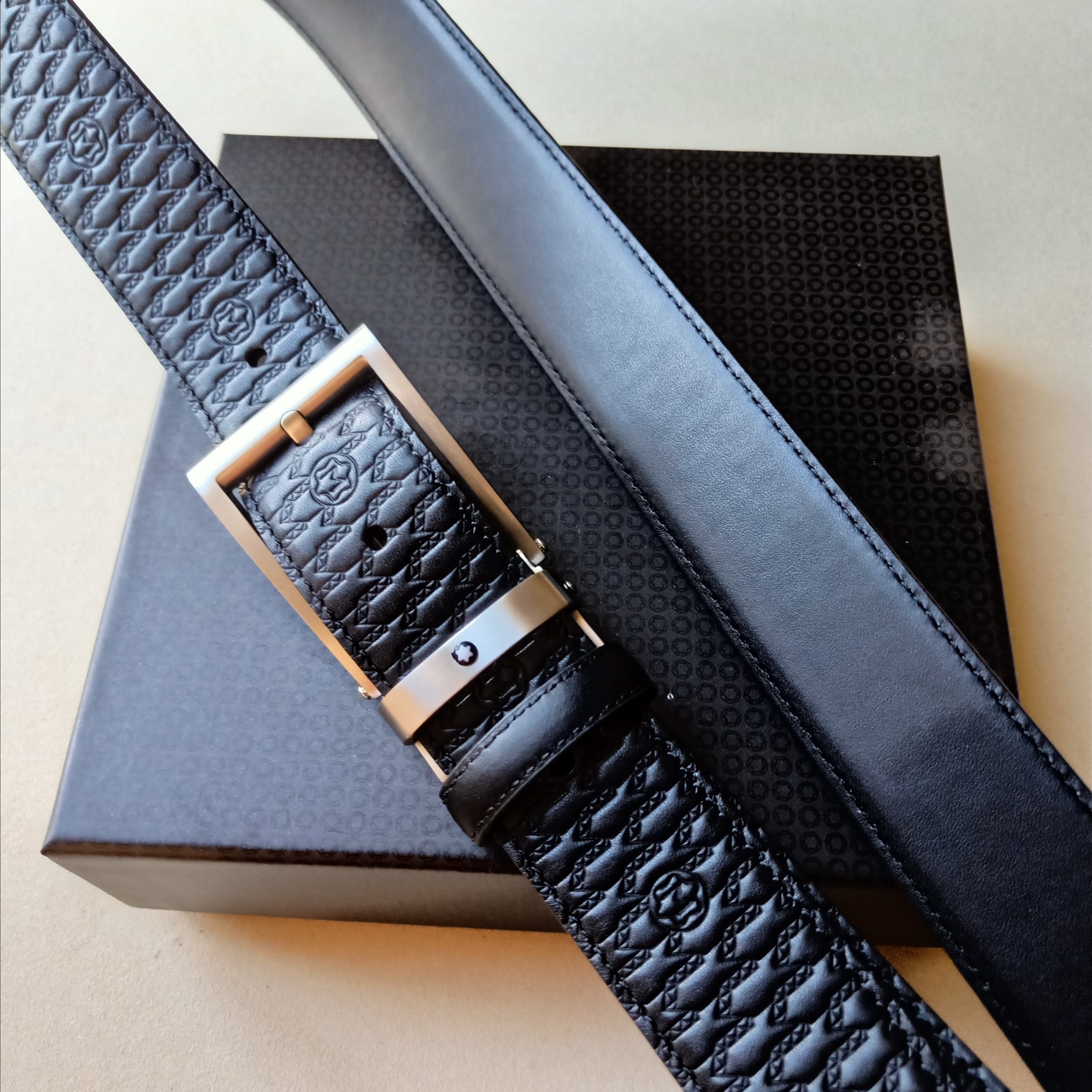 品牌:万宝龙价格:尺寸:带宽34mm正品尺寸五金材质:专柜精品扣真空电镀工艺精细带身材质:天然头层牛皮质