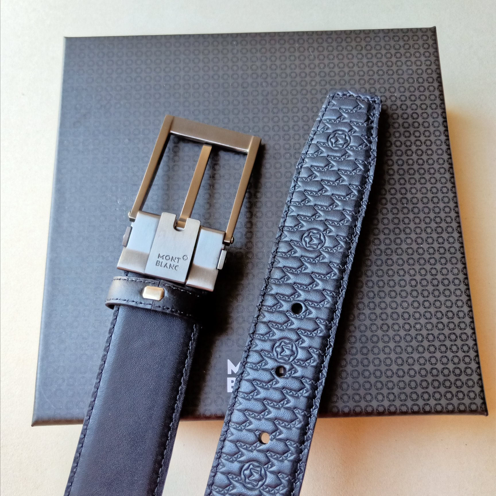 品牌:万宝龙价格:尺寸:带宽34mm正品尺寸五金材质:专柜精品扣真空电镀工艺精细带身材质:天然头层牛皮质