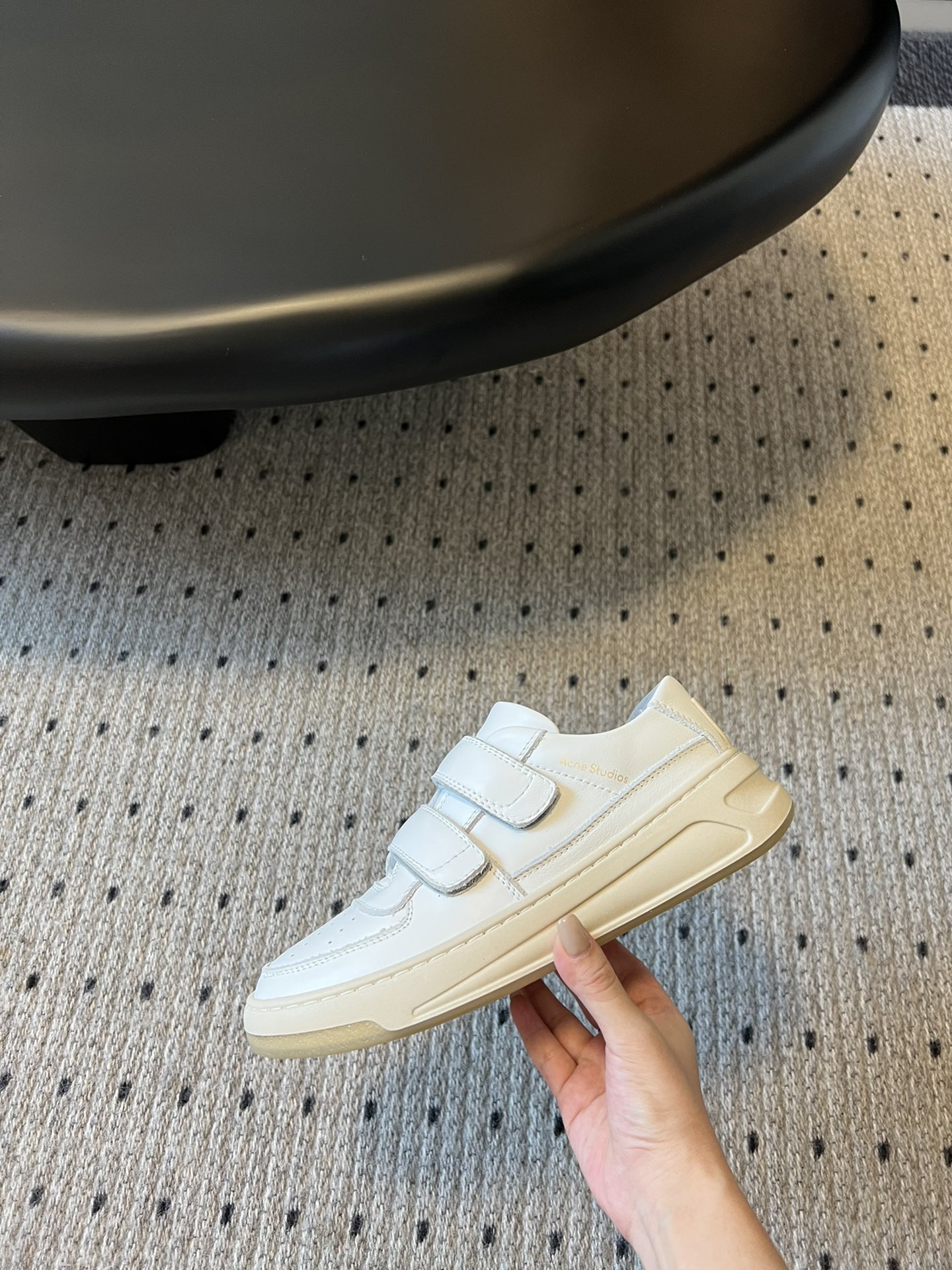 acnestudios23/笑脸魔术贴小白鞋娜比同款明星真的好会穿搭最近刷小红书看到这双小白鞋大表姐章若