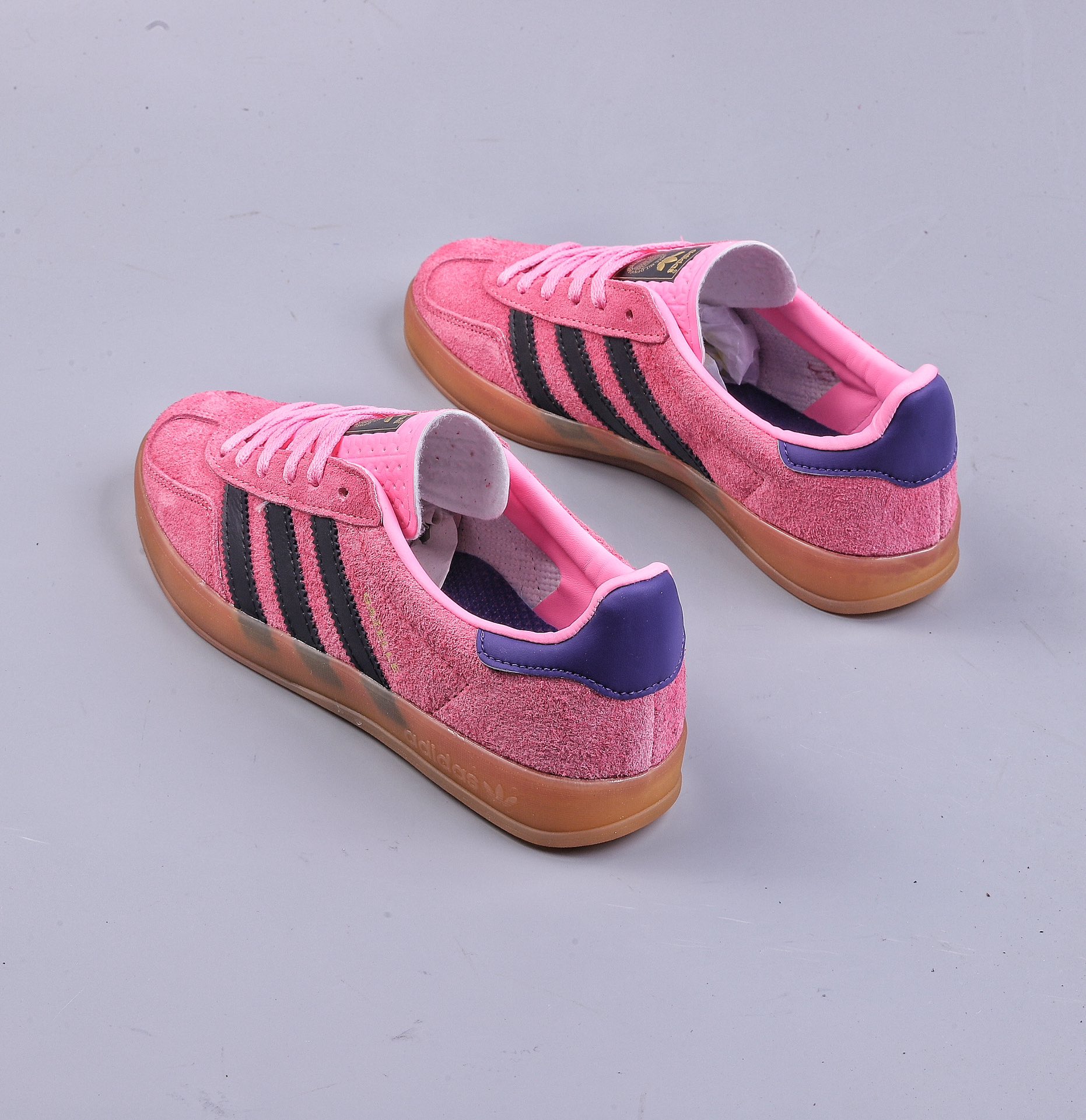 YH adidas originals Gazelle Indoor 版本以粉色鞋身配以黑色的三槓 IE7002