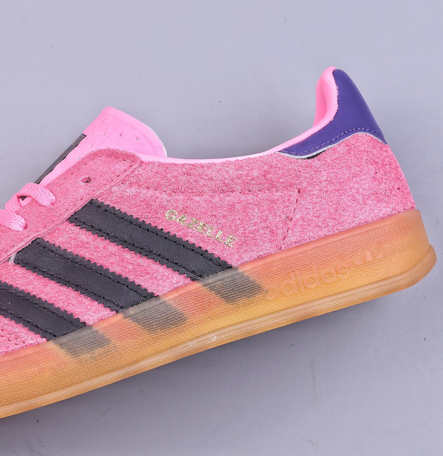 YH adidas originals Gazelle Indoor 版本以粉色鞋身配以黑色的三槓 IE7002