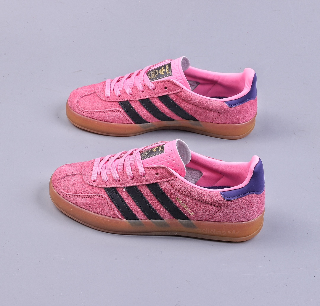 YH adidas originals Gazelle Indoor 版本以粉色鞋身配以黑色的三槓 IE7002