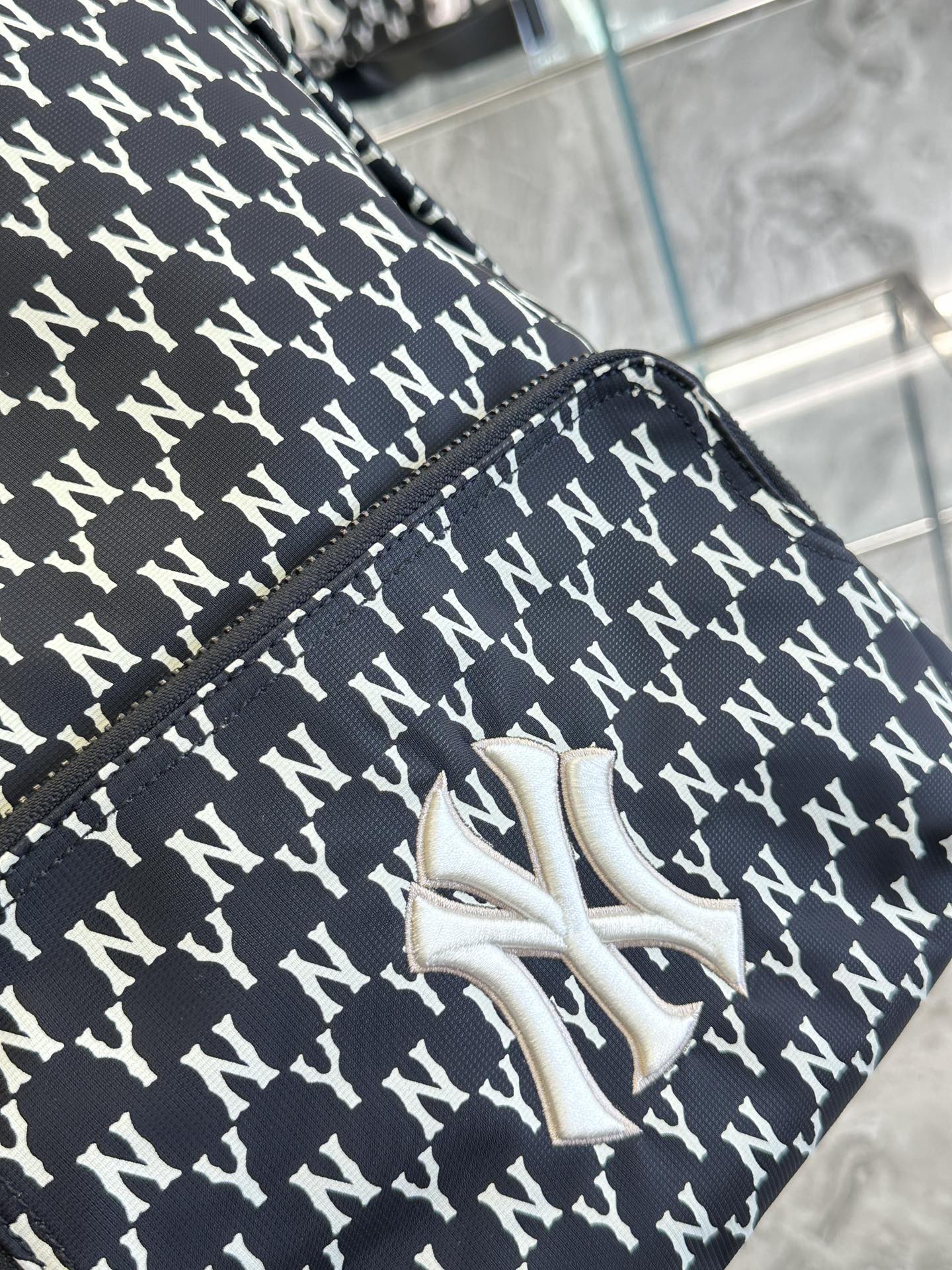 Durable MLB Backpack with Unique Design and Comfortable Fit for NY Yogi Students - 图片 4