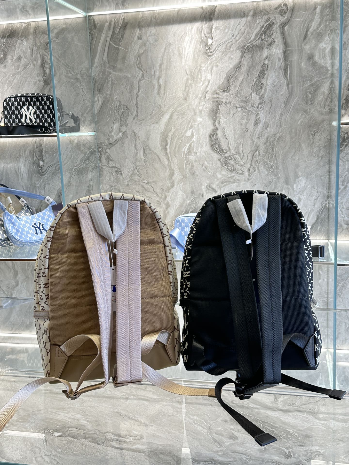 Durable MLB Backpack with Unique Design and Comfortable Fit for NY Yogi Students - 图片 3