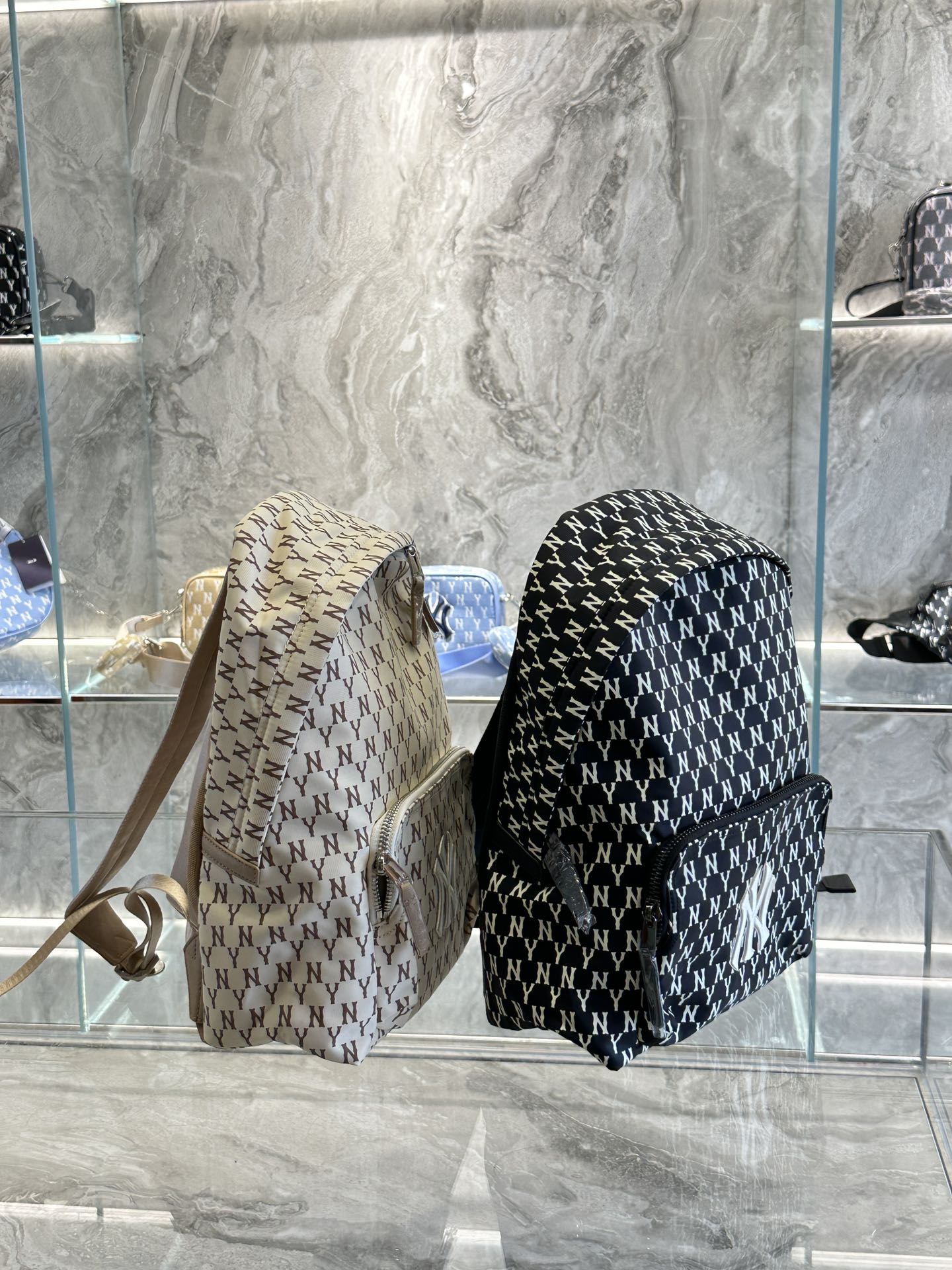 Durable MLB Backpack with Unique Design and Comfortable Fit for NY Yogi Students - 图片 2
