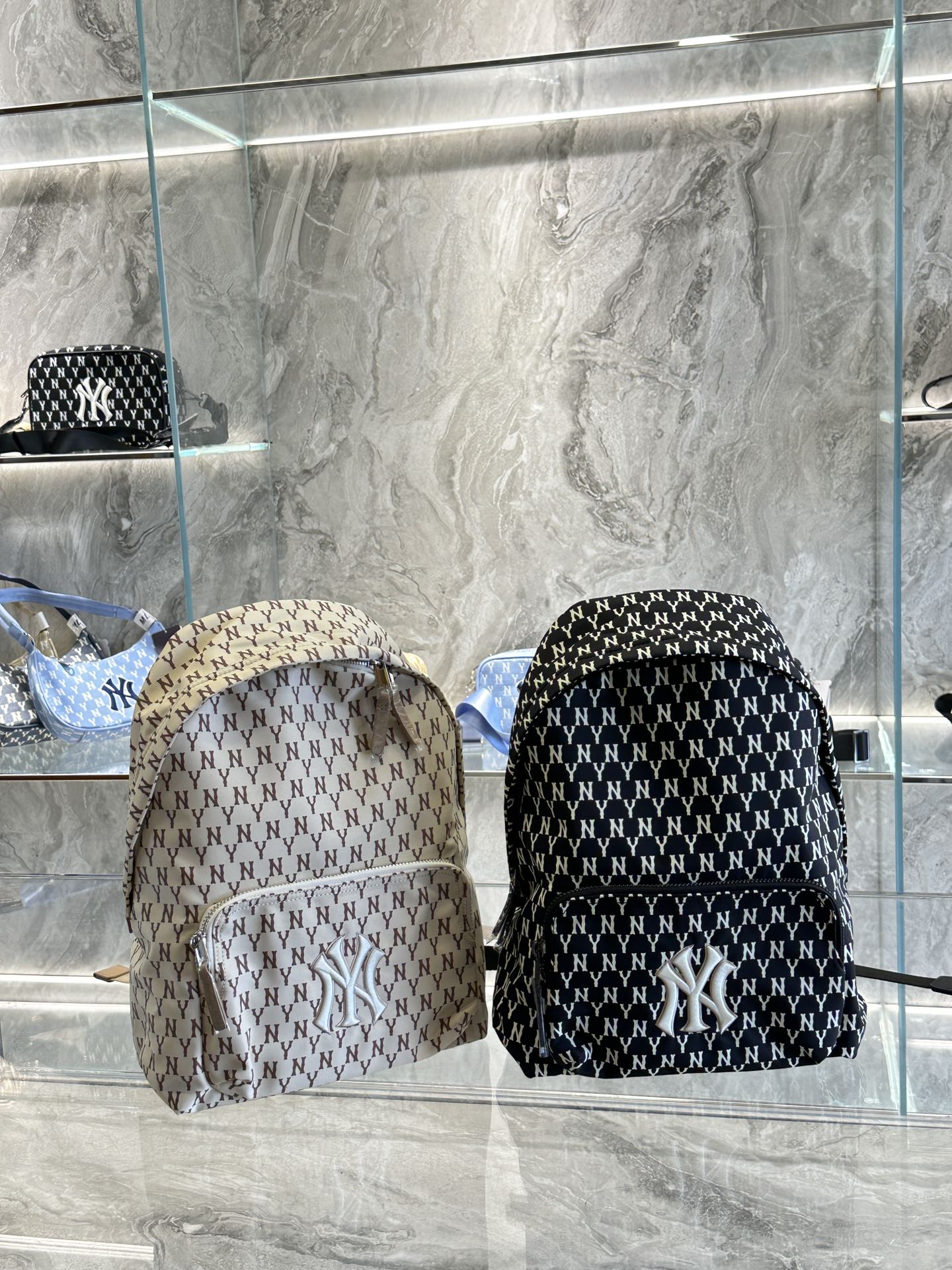 Durable MLB Backpack with Unique Design and Comfortable Fit for NY Yogi Students - 图片 9