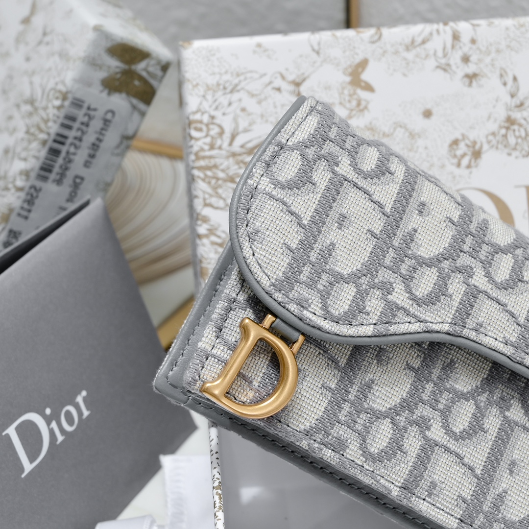 Dior ObliqueSaddle零钱包非常有辨识度的马鞍形状已经成为了D家的代表性元素外面的盖子是一个手枪造型标志性的字母D作装饰如今小包当道摆脱大钱包换上一个小巧 的卡包/零钱包就妥妥当当啦~