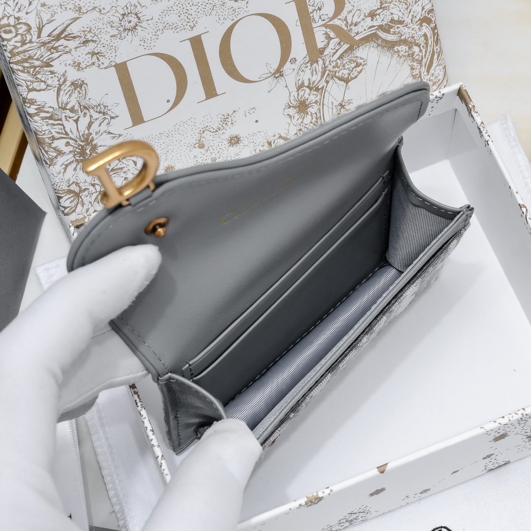 Dior ObliqueSaddle零钱包非常有辨识度的马鞍形状已经成为了D家的代表性元素外面的盖子是一个手枪造型标志性的字母D作装饰如今小包当道摆脱大钱包换上一个小巧 的卡包/零钱包就妥妥当当啦~