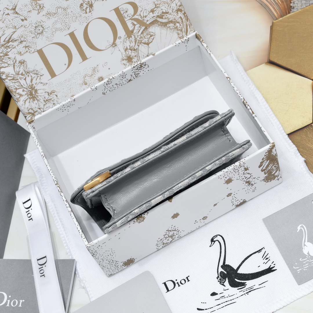 Dior ObliqueSaddle零钱包非常有辨识度的马鞍形状已经成为了D家的代表性元素外面的盖子是一个手枪造型标志性的字母D作装饰如今小包当道摆脱大钱包换上一个小巧 的卡包/零钱包就妥妥当当啦~