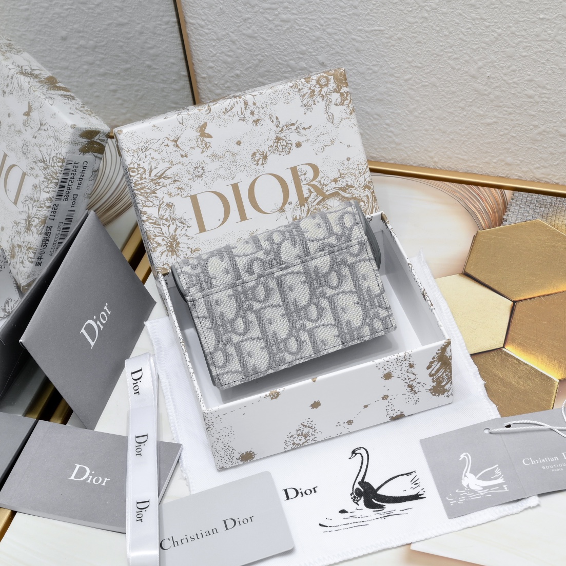 Dior ObliqueSaddle零钱包非常有辨识度的马鞍形状已经成为了D家的代表性元素外面的盖子是一个手枪造型标志性的字母D作装饰如今小包当道摆脱大钱包换上一个小巧 的卡包/零钱包就妥妥当当啦~