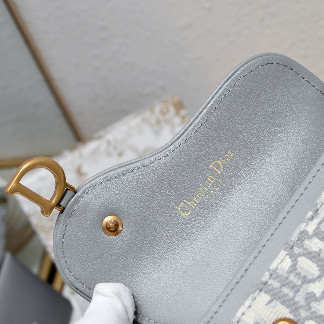Dior ObliqueSaddle零钱包非常有辨识度的马鞍形状已经成为了D家的代表性元素外面的盖子是一个手枪造型标志性的字母D作装饰如今小包当道摆脱大钱包换上一个小巧 的卡包/零钱包就妥妥当当啦~