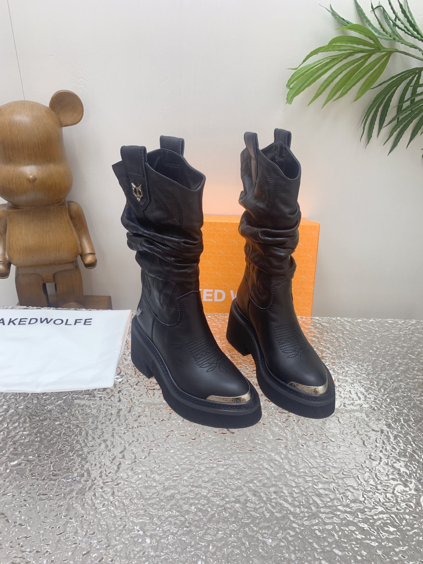 Nakedwolfe Ned Wolf Boots: Luxurious Design with Bold Features and Durable Materials - 图片 2