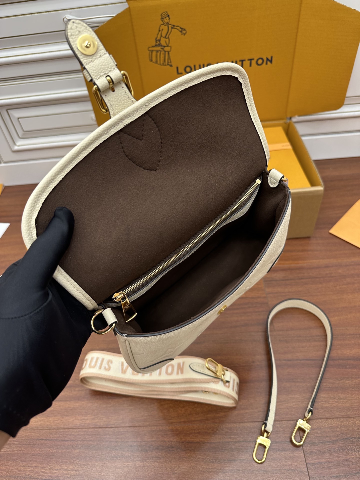 独家首发型号特正版M46388品质全面再次升级专柜同步电子芯片内码新礼盒礼品袋保护纸铜版电子标签合格证皮