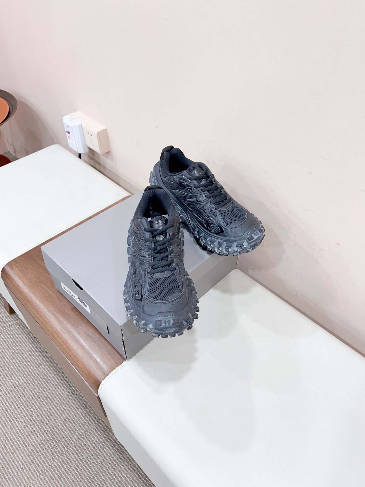 NO:630038,Certified 25 Balenciag* recently attracted much attention on the runway shoe, a must-have item this summer!  The unique design of tire shoes has made it a sought-after object among fashion trendsetters, and Parisian's exquisite craftsmanship and high-quality fabrics have added more personalization and fashion elements to this shoe. With its modern retro feel, Parisian tire shoes have simply become the focus of fashion!  .The wearing comfort is also very high, especially for those who like to run in high heels. The flat design of tire shoes allows us to have a more stable and comfortable feeling when walking and running, ensuring that we can easily control various occasions. Parisian catwalk tire shoes have also launched more eye-catching colors and patterns this season. They are very simple and versatile to match. Whether it is paired with a skirt or a suit, you can show your own personality and taste.  Why not buy a pair of Parisian catwalk shoes to make your outfit more fashionable!  : 35-45 Extremely cost-effective, no bargaining., casual shoes/sports shoes, balenciaga, balenciaga, high heels, sneakers, skirts, business suit19860909已认证25 Balenciag*最近备受瞩目的走秀轮胎鞋,这个夏天必须入手的单品！ 轮胎鞋的独特设计,让它成为了时尚潮人们争相 追捧的对象,而巴黎家又以其精湛的工艺和高 品质的面料打造,为这款鞋子增添了更多的个性化和时尚元素.巴黎家走秀轮胎鞋凭借着它的摩登复古感,简直是成为了时尚焦点！ .穿着舒适度也是非常高的,尤其是对于喜欢穿 高跟鞋奔跑的亲们,轮胎鞋的平底设计让我们在走路和奔跑的时候有更加平稳和舒适的感觉,保证我们可以轻松驾驭各种场合. 巴黎家走秀轮胎鞋在本季中也推出了更多的 亮眼颜色和花纹款式,搭配起来十分的简约百搭,无论是搭配裙装还是西装,都可以show出自己的个性品味. 不妨来一双巴黎家走秀轮胎鞋,让你的穿搭更加时尚！ : 35-45 极致性价比,不议价.,休闲鞋/运动鞋,balenciaga,balenciaga,high heels,sneakers,skirts,business suit,Women's Shoes