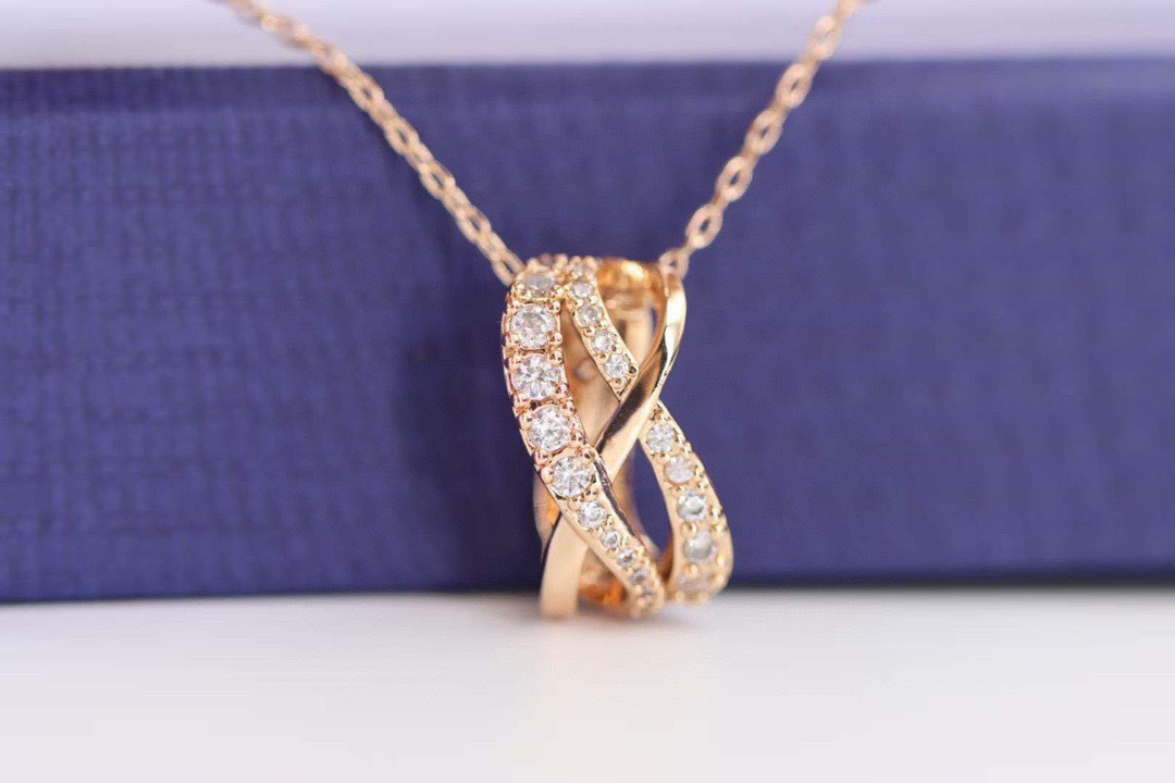 施华洛世奇swarovski 玫瑰金满钻螺旋交错 转运珠项链这款链坠为时下流行的螺旋元素注入新意，并彰显