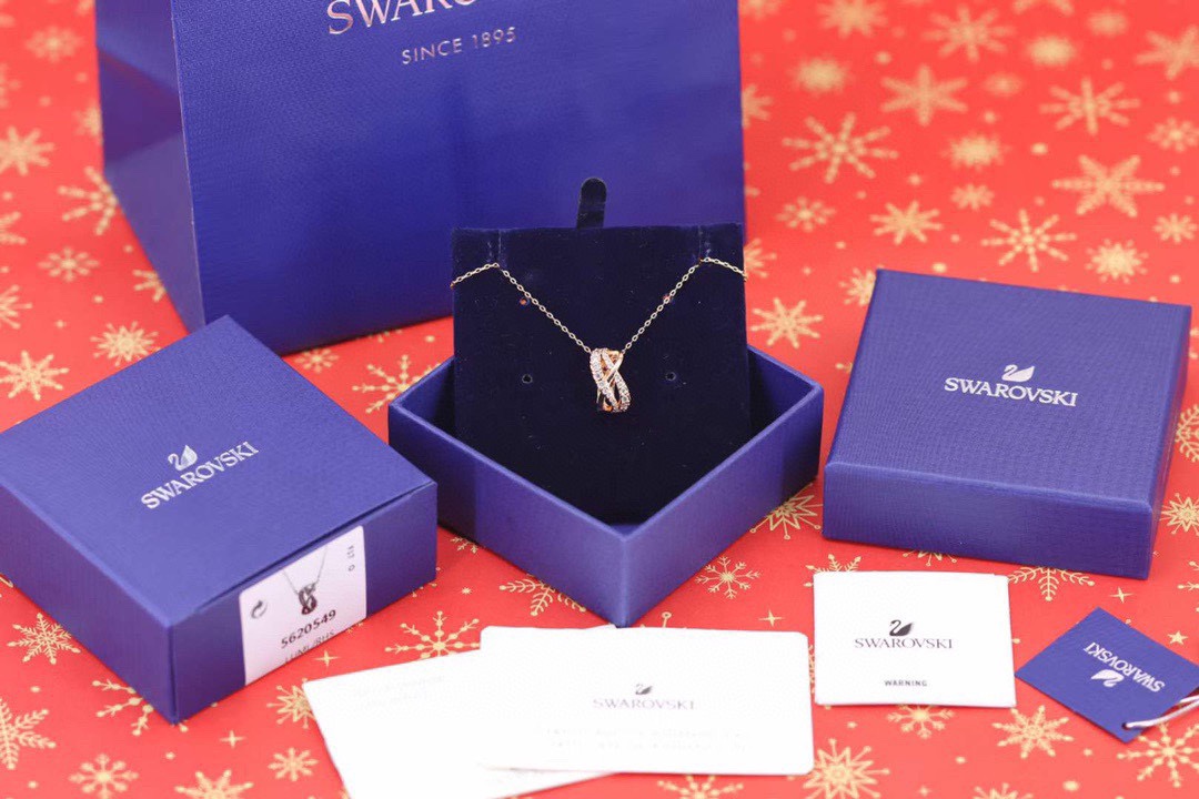 施华洛世奇swarovski 玫瑰金满钻螺旋交错 转运珠项链这款链坠为时下流行的螺旋元素注入新意，并彰显
