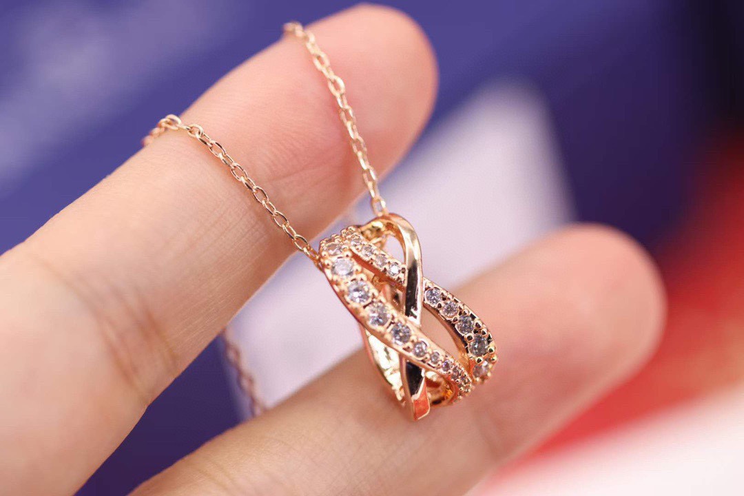 施华洛世奇swarovski 玫瑰金满钻螺旋交错 转运珠项链这款链坠为时下流行的螺旋元素注入新意，并彰显