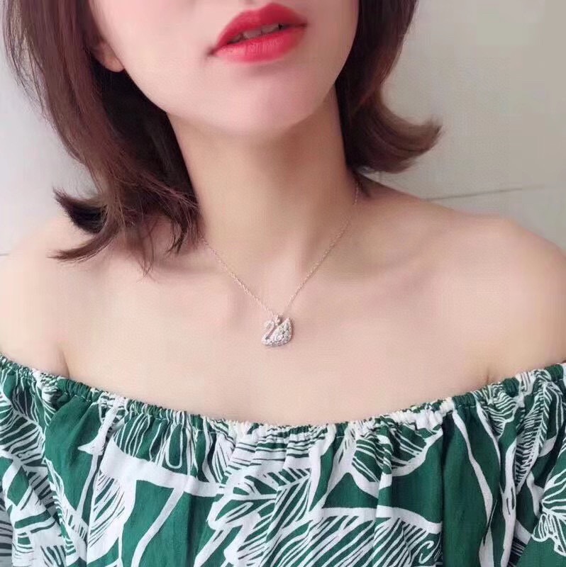 Swarovski 微镶天鹅 锁骨项链，纯手工镶嵌让人一眼就爱上，搭配露肩或连衣裙感觉很有韵味的说。