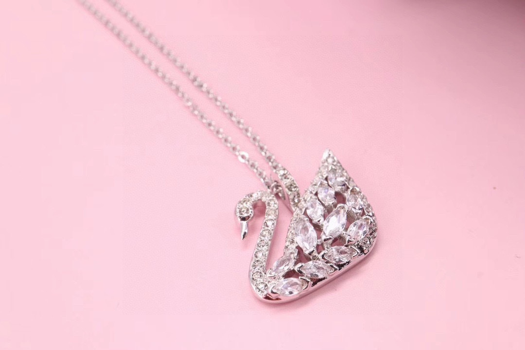 Swarovski 微镶天鹅 锁骨项链，纯手工镶嵌让人一眼就爱上，搭配露肩或连衣裙感觉很有韵味的说。