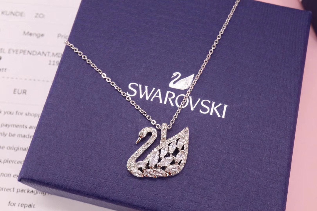 Swarovski 微镶天鹅 锁骨项链，纯手工镶嵌让人一眼就爱上，搭配露肩或连衣裙感觉很有韵味的说。
