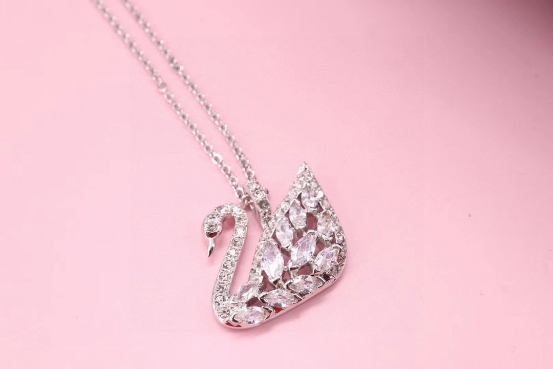 Swarovski 微镶天鹅 锁骨项链，纯手工镶嵌让人一眼就爱上，搭配露肩或连衣裙感觉很有韵味的说。