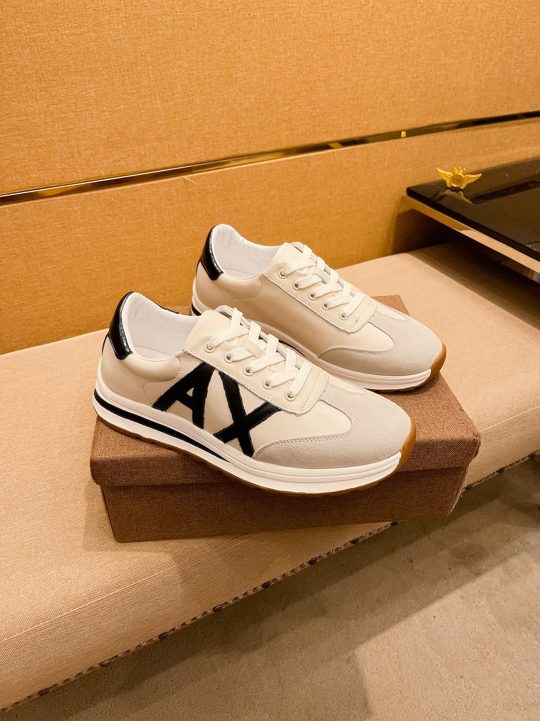 NO:346557,[Armani] High-end Men's Shoes Brand Official Website 11's latest masterpiece upper is made of Italian imported cowhide with comfortable and breathable inner original non-slip and wear-resistant outsole, making walking more convenient and comfortable!  Exclusive new style, amazing work, beautiful 11 ​​replica [color] compared to the official quality!  Create a fashionable personality to set off your uniqueness!  Must-have for trendy men! Classic size: 38-44 Color 2 colors available, Armani, cowhide19860909【 阿玛尼】男鞋高端品牌 官网11最新力作鞋面采用意大利进口头层牛皮搭配舒适透气内里原版防滑耐磨大底制作,让行走更加便捷舒适！独家新款,惊世之作,与官方的质量相比美的11复刻[色]！打造时尚个性衬托你的与众不同！潮男必备!经典尺码:38-44 颜色2色可选,,armani,cowhide,Men's shoes