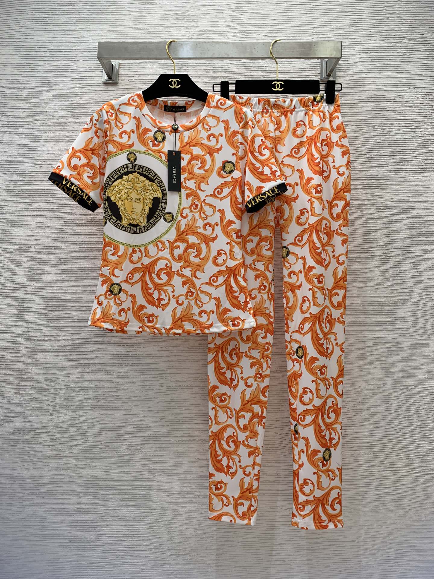 NO:311340,Model number D23092283 Versac* new Medusa avatar retro print casual sports set!  Slim-fit short-sleeved T-shirt top   high-waist elastic waist sports casual pants and trousers!  Gold, orange, white, (Size bust 86, sleeve length 23, clothing length 58; waist circumference 60 elastic, trousers length 104) hair, versace, T-shirt,tees, t-shirt,alexander wang19860909款号D23092283 Versac*新款美杜莎头像复古印花休闲运动套装！修身版短袖t恤上衣 高腰松紧腰运动休闲裤长裤！金色、桔色、白色、（Ｓ码胸围86,袖长23,衣长58；腰围60弹力,裤长104）发,,versace,T-shirt,tees，t-shirt,alexander wang,Women's clothing