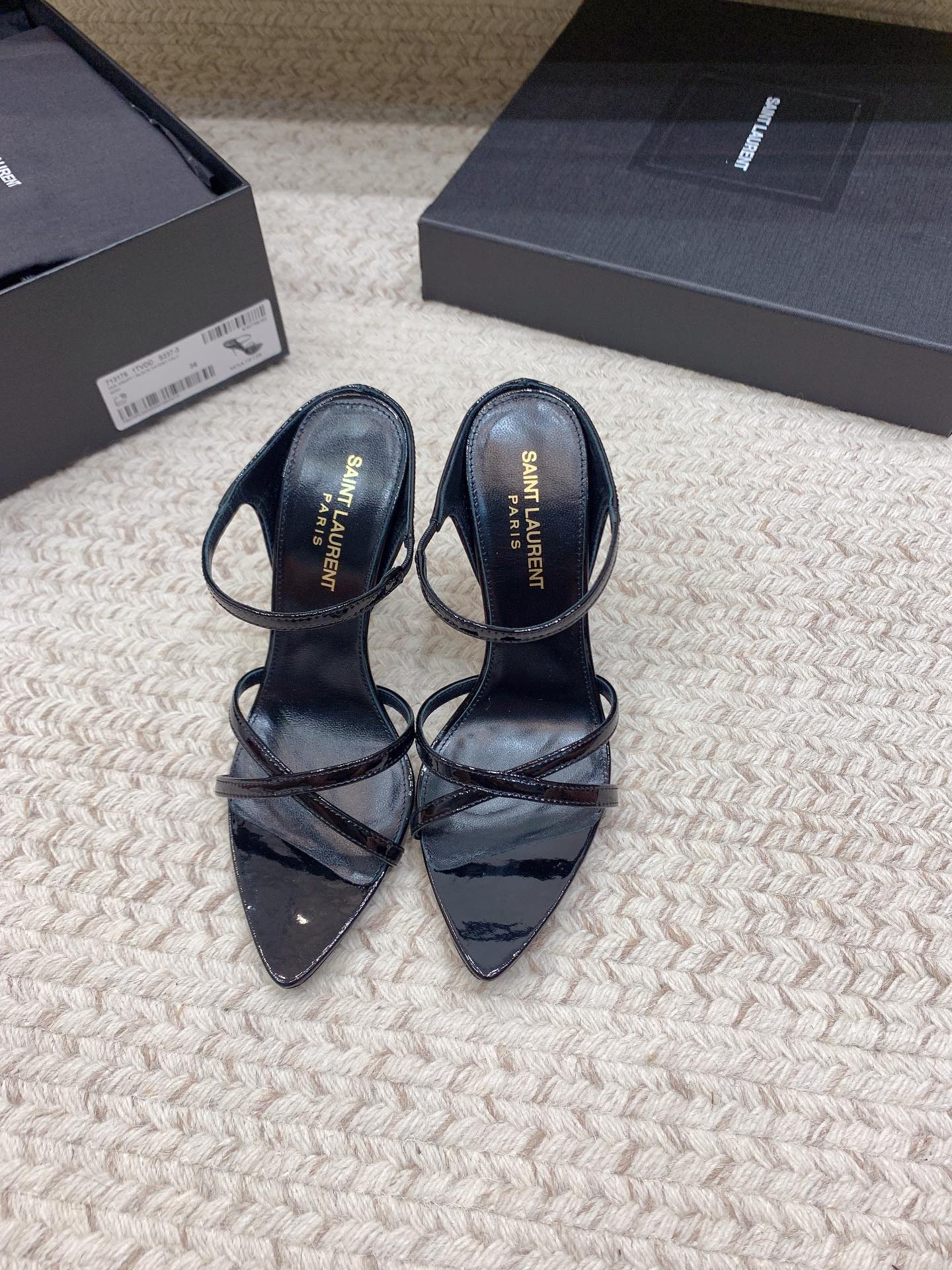 NO:927813,SAIN* LAUREN* high-heeled slippers, original last, top quality material, imported cow patent leather upper, imported sheepskin lining, genuine leather outsole, heel height 11cm, size 35-39 (34, 40 customized, non-returnable, non-exchangeable), high heels, saint laurent, high heels, slippers, sheepskin, Leather soles19860909SAIN* LAUREN*高跟拖鞋 原版套楦 顶级品质 材质 鞋面进口牛漆皮 内里进口羊皮里 大底真皮大底 跟高11cm 码数35-39（34、40定做不退不换）,高跟鞋,saint laurent,high heels,slippers,sheepskin,Leather soles,Women's Shoes