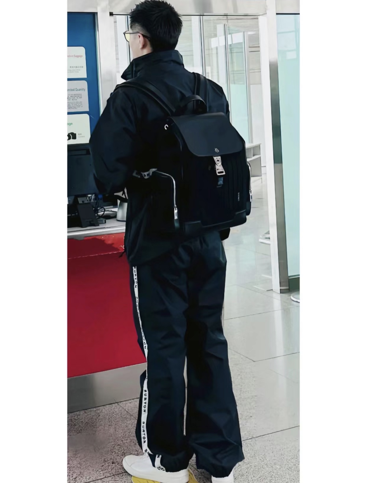 NO:336528,Dou Xiao Liu Xianhua Ruan Jingtian is remembering many celebrities.19860909窦骁 刘宪华 阮经天好多好多明星都在背,,luggage