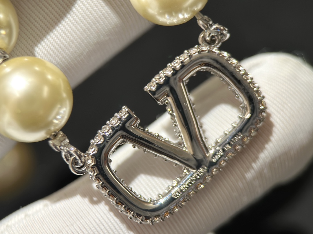 Valentino 华伦天奴珍珠项链银色v字镶钻