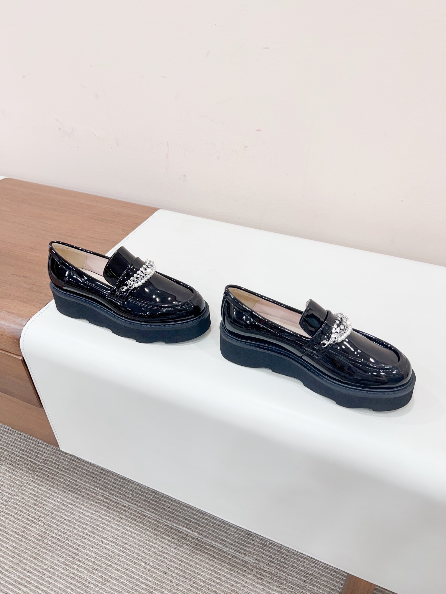 Stuart Weitzman 2023s New Pearl-Heavy Zilong Shoe Collection - 图片 6