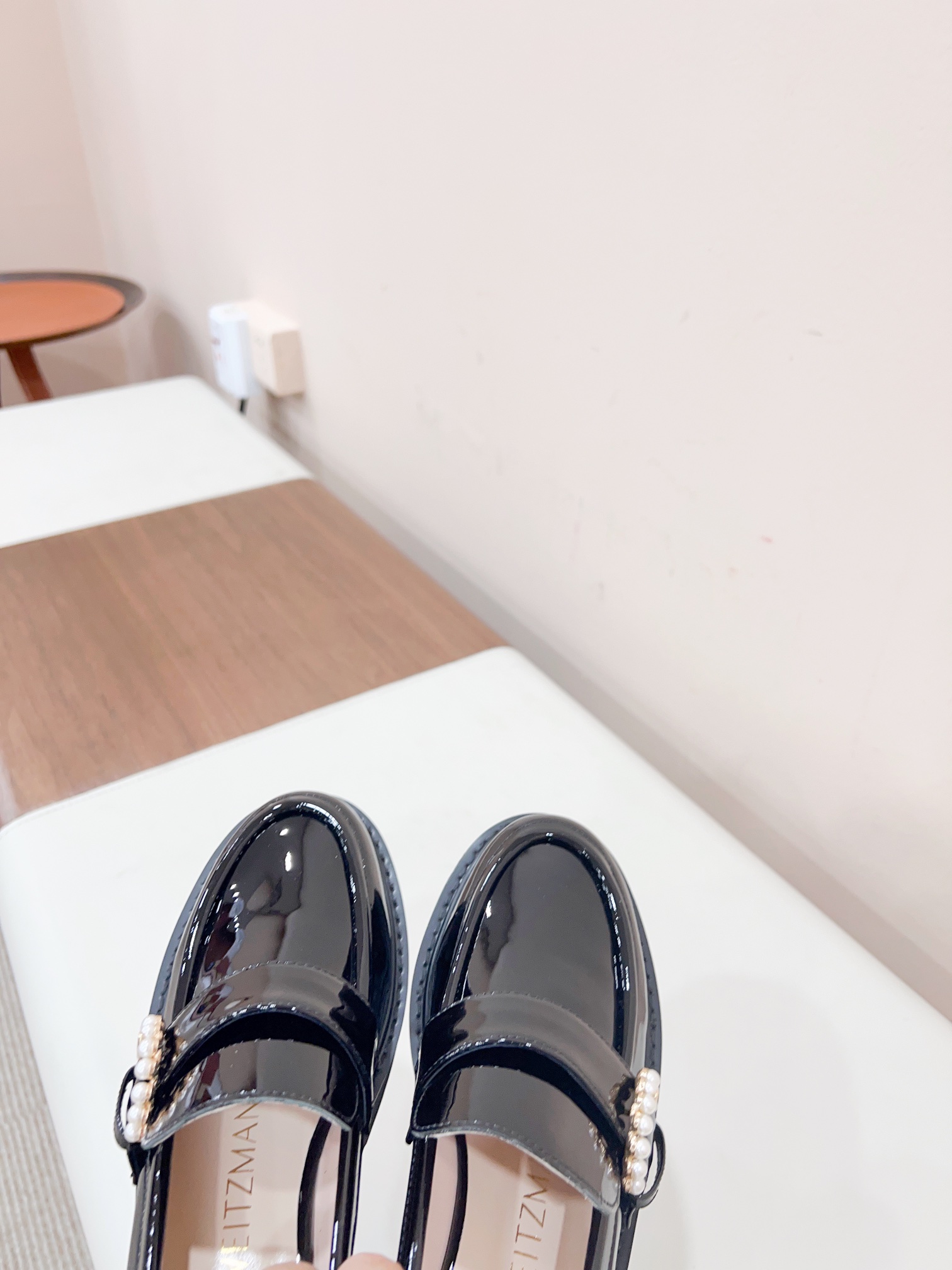 Stuart Weitzman 2023 New Pearl-Heavy Zilong Shoes: Fashionable and Functional Comfort - 图片 8