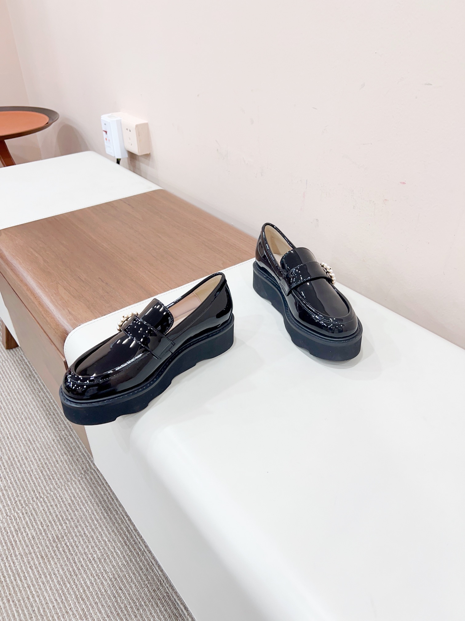 Stuart Weitzman 2023 New Pearl-Heavy Zilong Shoes: Fashionable and Functional Comfort - 图片 4