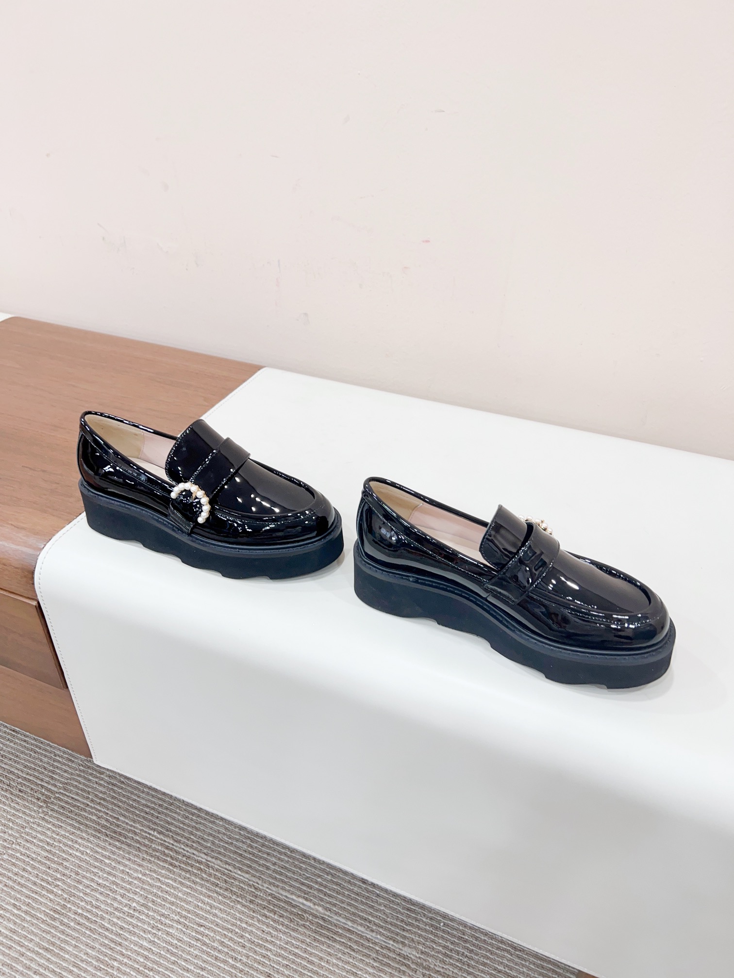 Stuart Weitzman 2023 New Pearl-Heavy Zilong Shoes: Fashionable and Functional Comfort - 图片 6