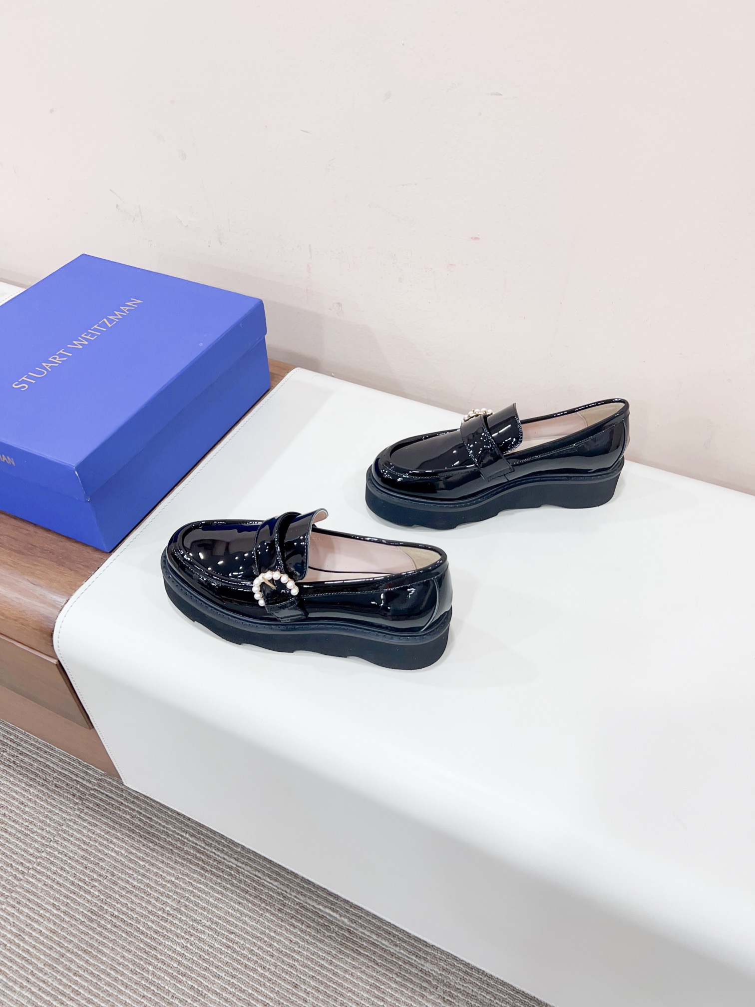 Stuart Weitzman 2023 New Pearl-Heavy Zilong Shoes: Fashionable and Functional Comfort - 图片 2